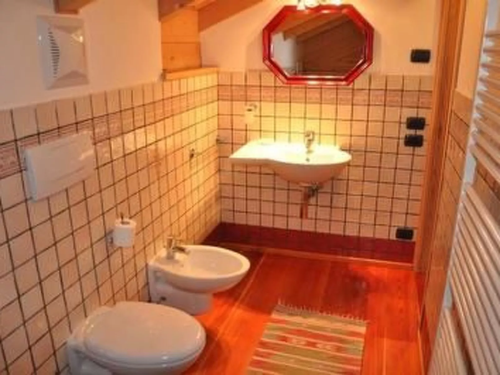 Romantisches Chalet in den Wiesen der Dolomiten-Binnen