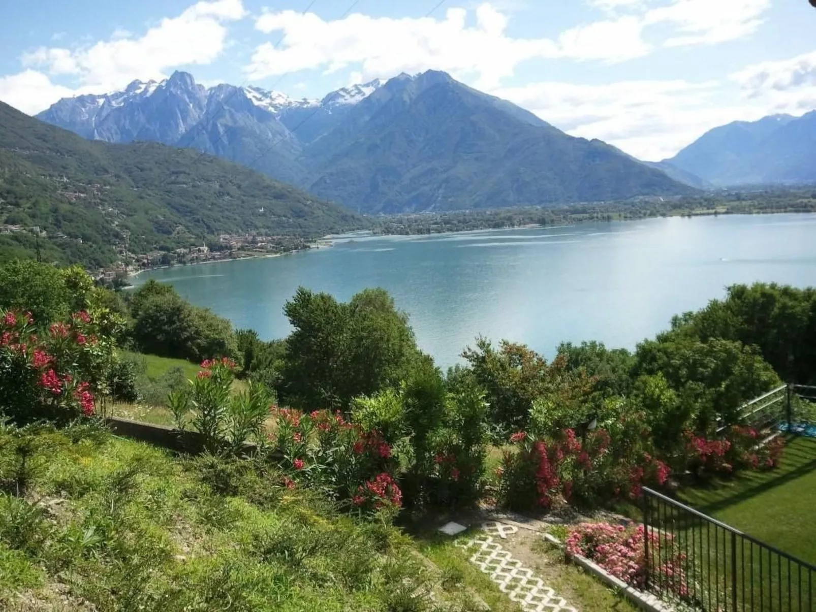 Wohnung mit Privatparkplatz und schöner Aussicht-Buiten