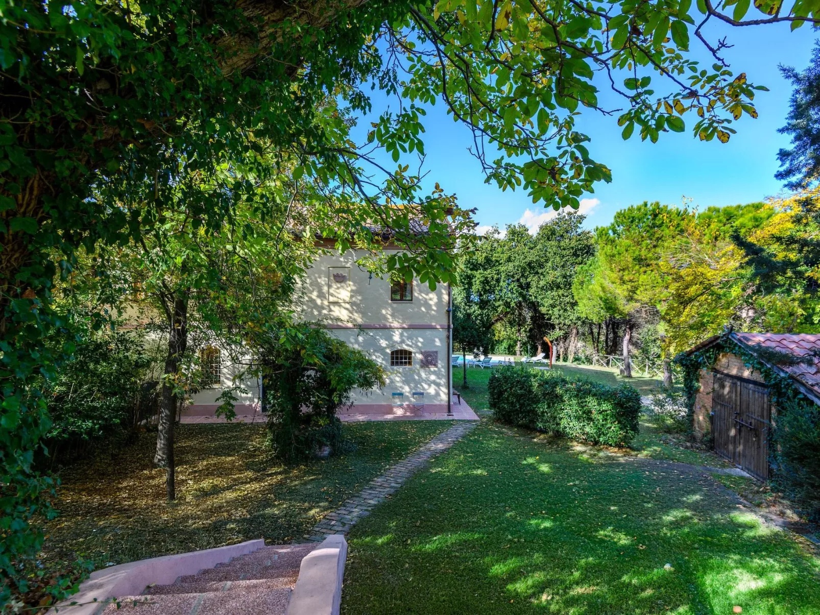 Licht unter den Buchen, Marche Urlaub, privater Pool-Buiten