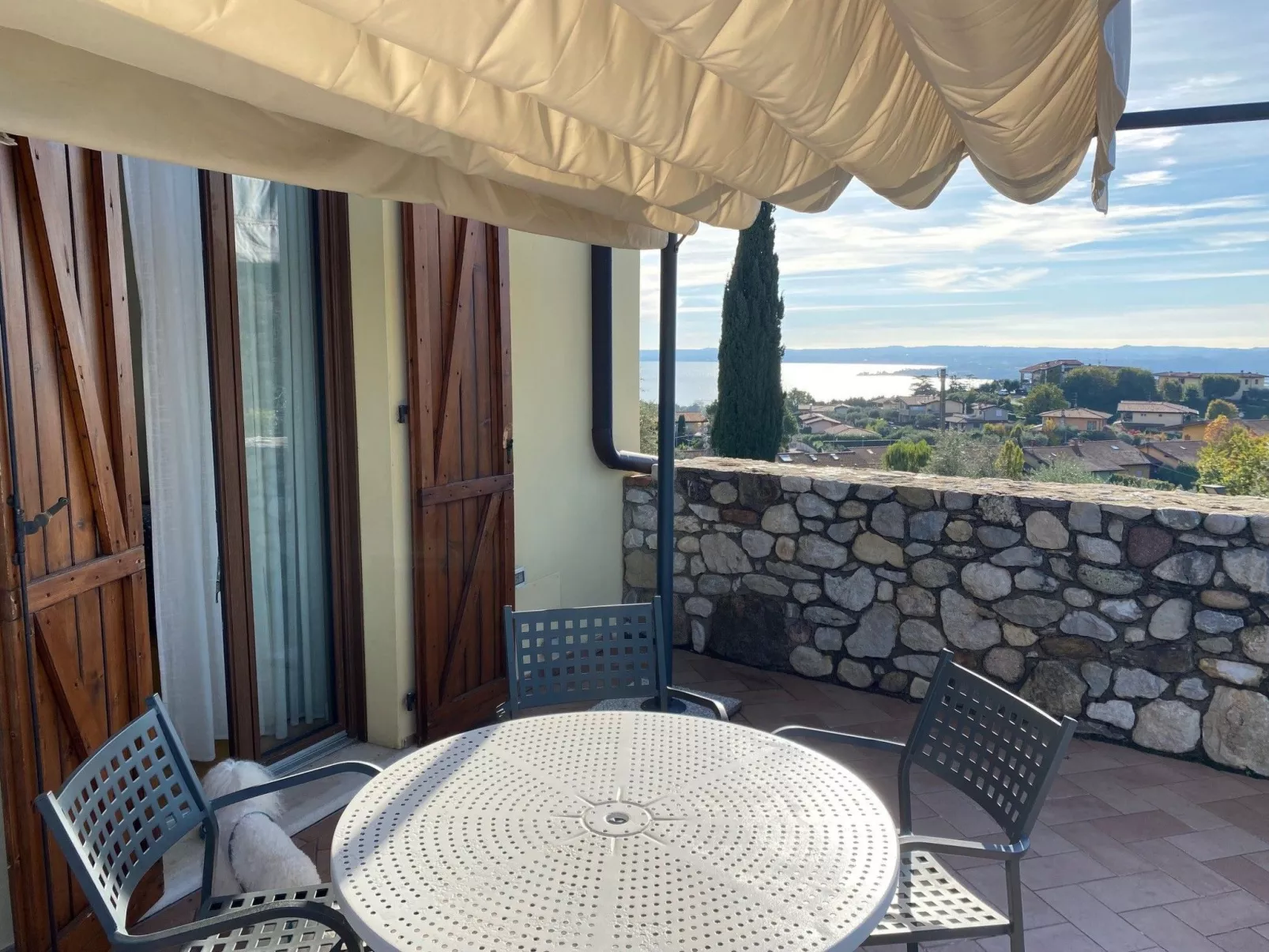 Helle Wohnung in den Hügeln des Gardasees-Buiten