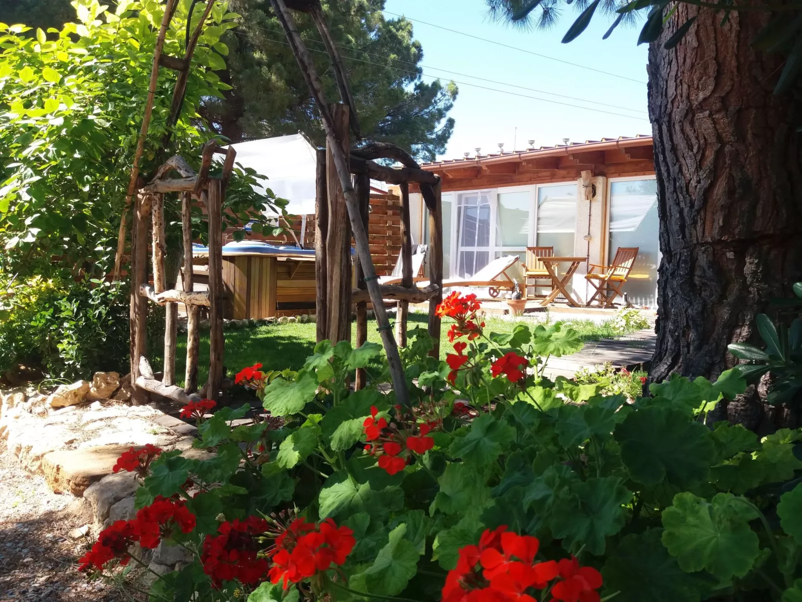 Schönes Ferienhaus mit Whirlpool-Buiten