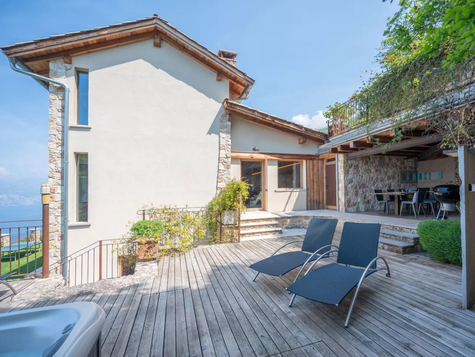 Villa mit schönem Seepanorama und Naturteich-Buiten