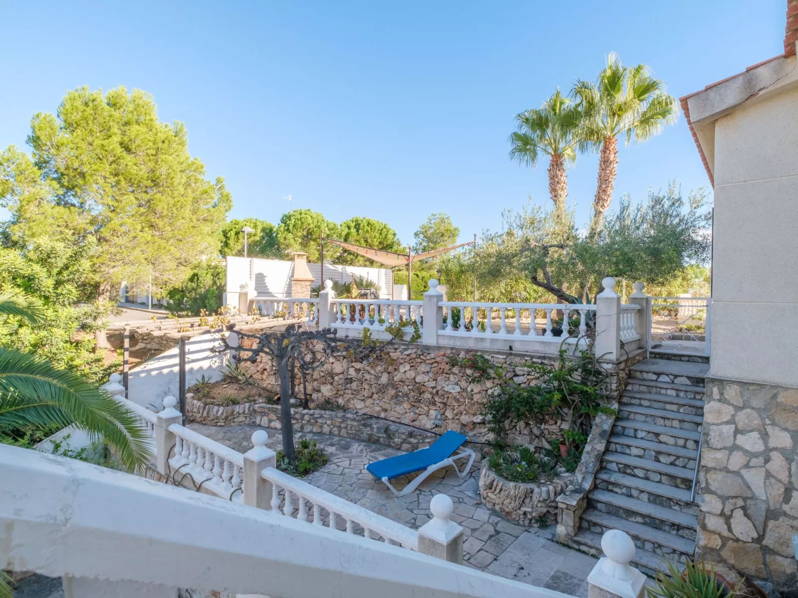 Imposante Ferienvilla mit großem Pool-Buiten