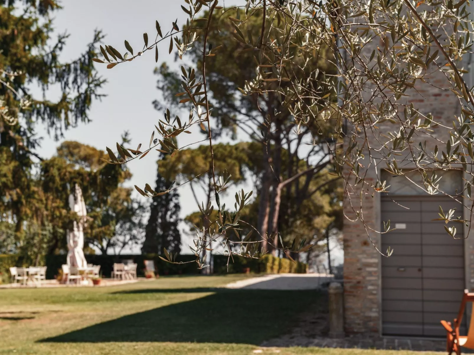 Studio-Apartment mit Sommerpool, Garten und Aussicht-Buiten