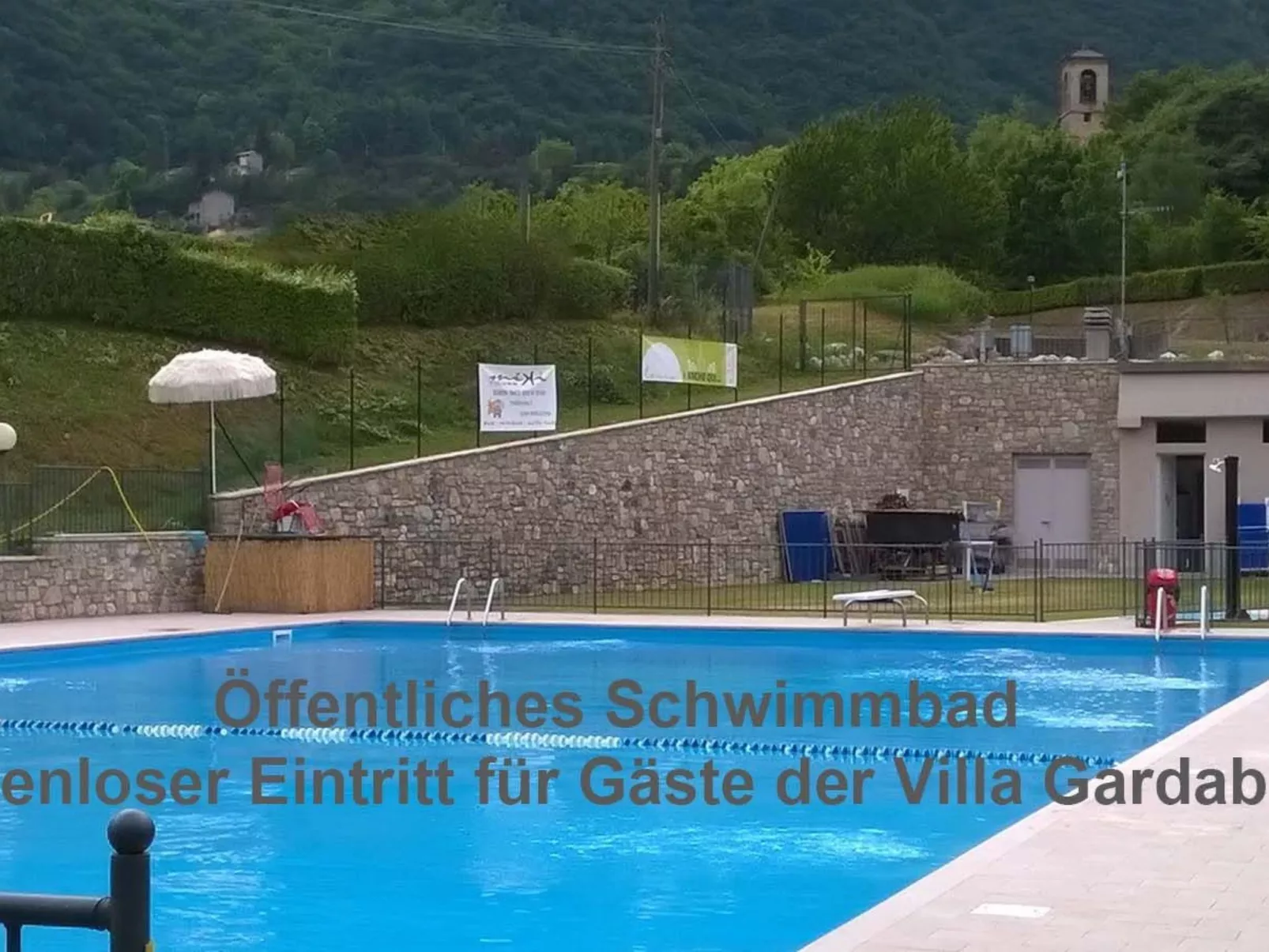 In einer Villa mit Garten und Blick auf den Gardasee-Buiten