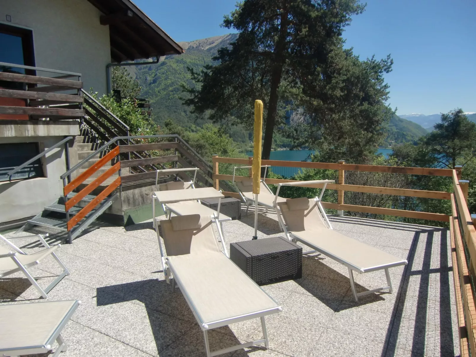 Erdgeschosswohnung mit Seeblick-Buiten