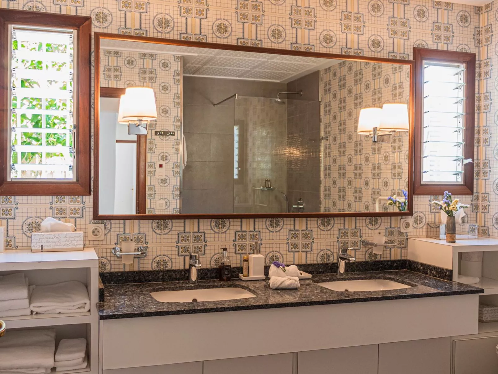 Landhaus mit Garten, Sonnenterrasse sowie überdachter Terrasse und Pool in Stra-Binnen