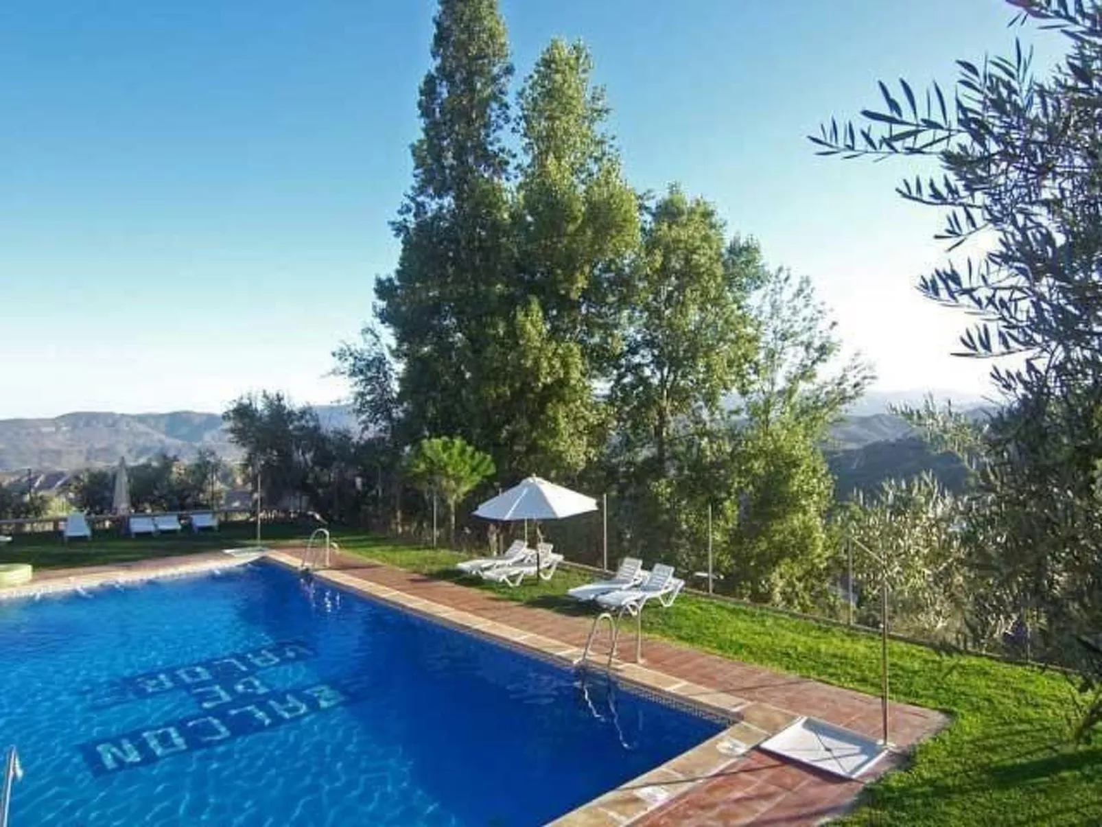 Gemütliches Haus in Anlage mit Schwimmbad in Válor - Buiten