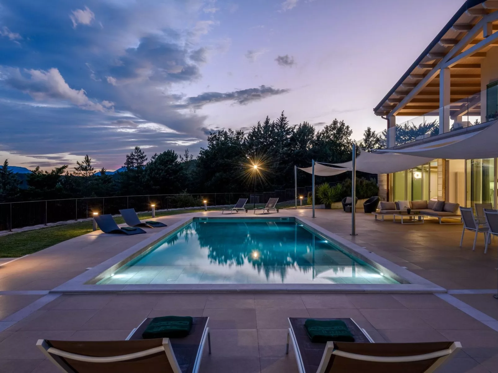 Villa Montefalcone, Außen- und Innenpool-Buiten