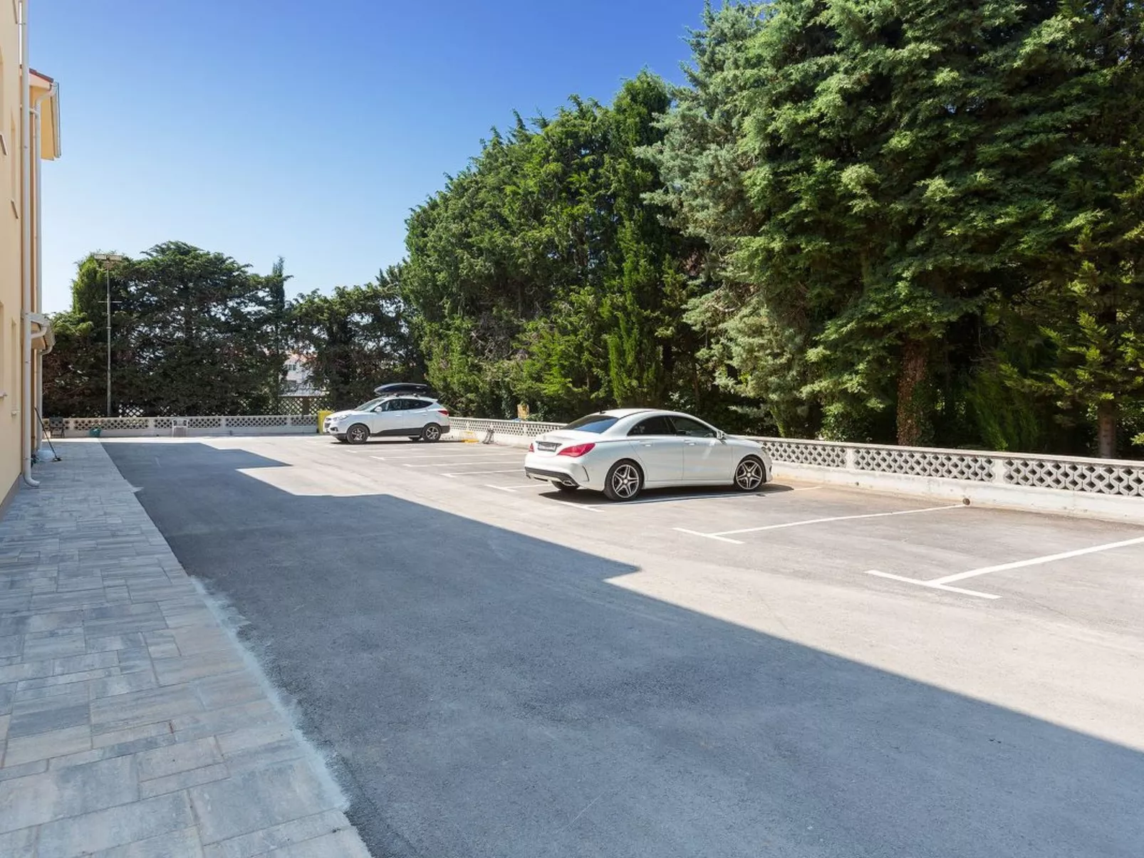 Wohnung mit Terrasse - Buiten