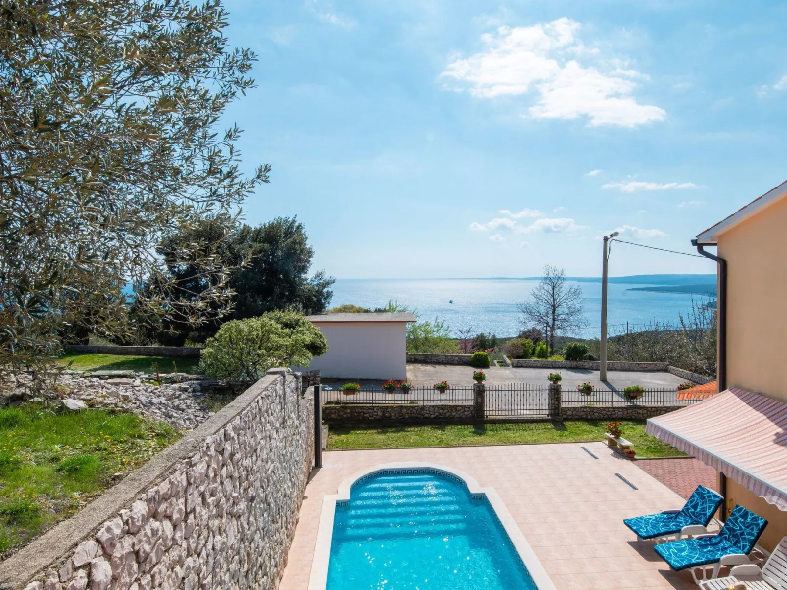 Am Südhang gelegen mit Meerblick