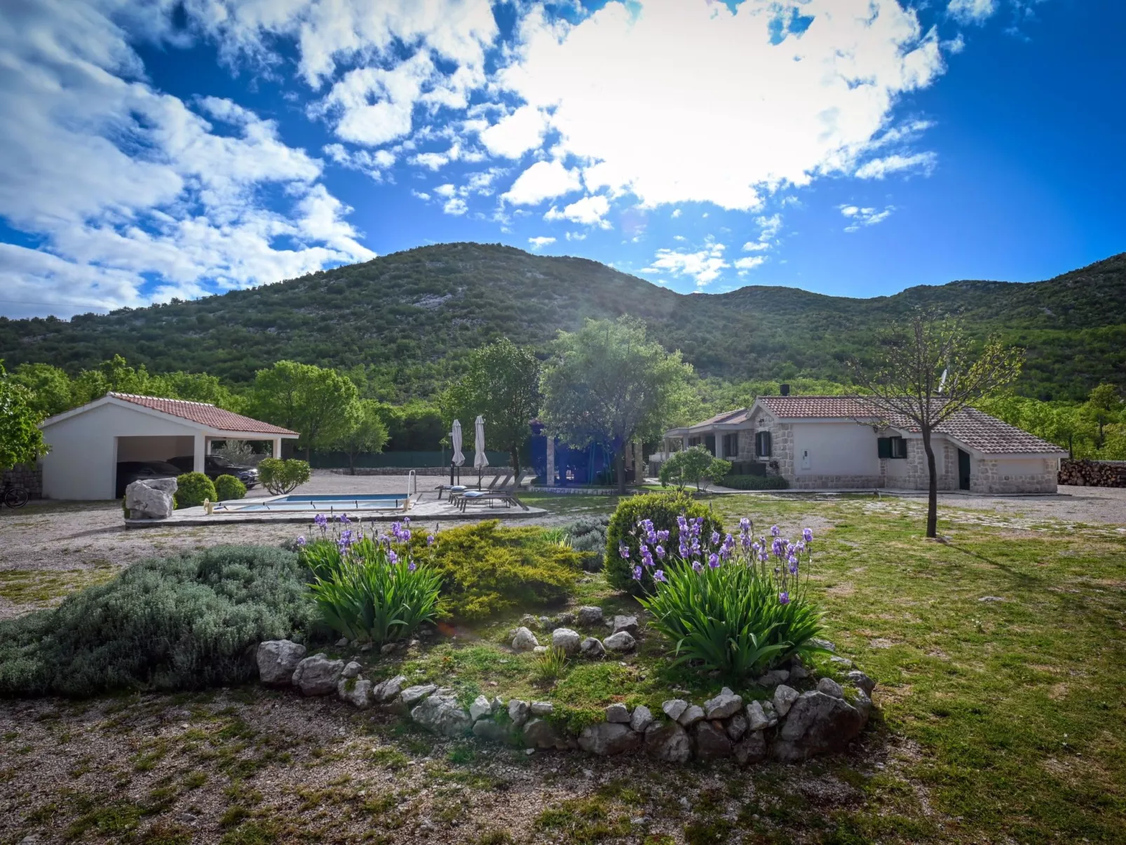 Freistehendes Ferienhaus in Duge Njive mit Privatem Pool-Buiten