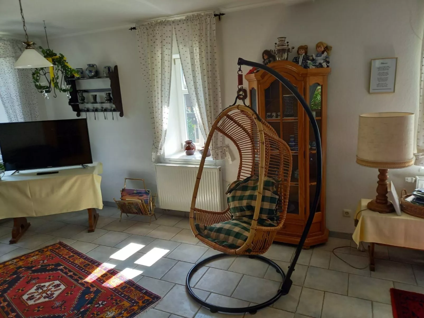 Haus Elbrose inmitten von Rosen mit Elbdeichzugang-Binnen