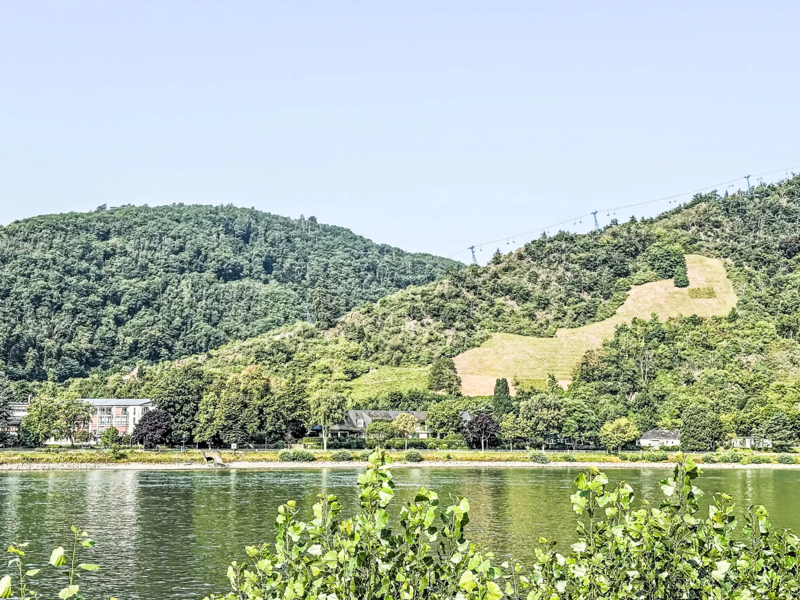 Mit Parkplatz und Terrasse-Omgeving