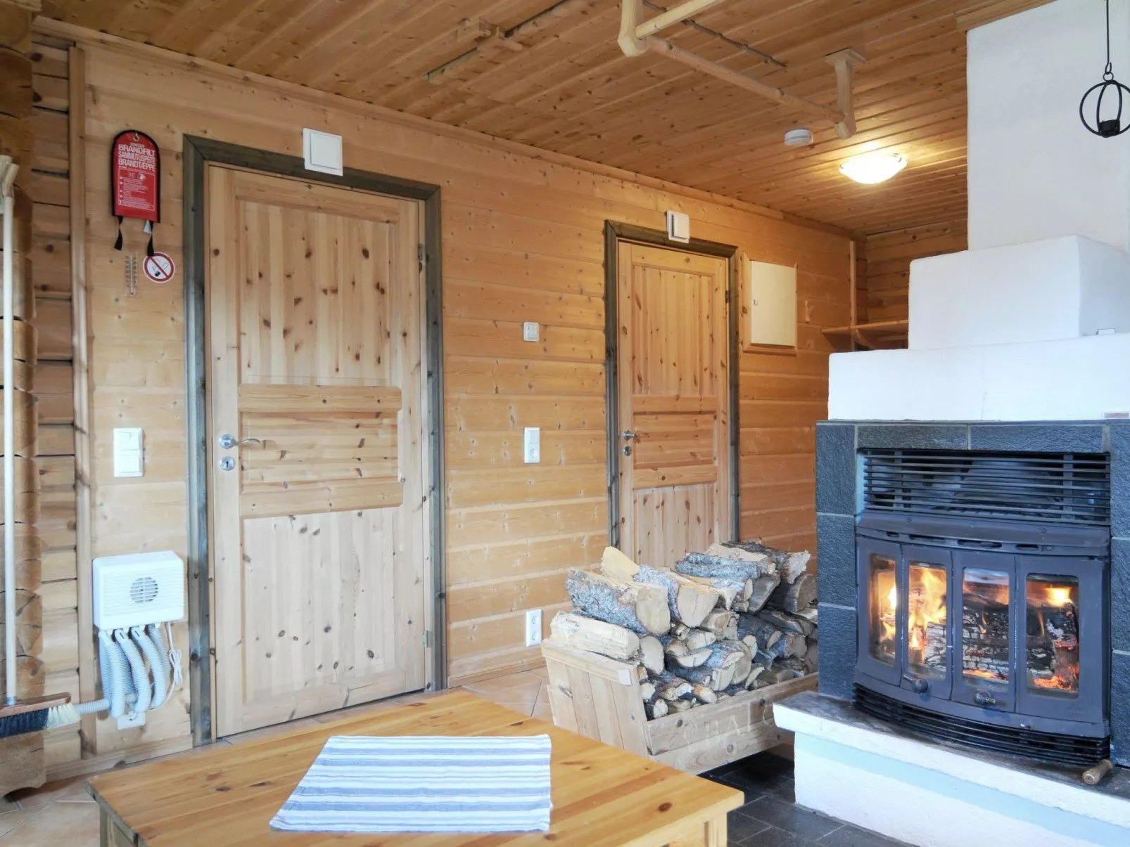 Gemütliches Blockhaus mit Kamin im Oviksfjäll-Binnen