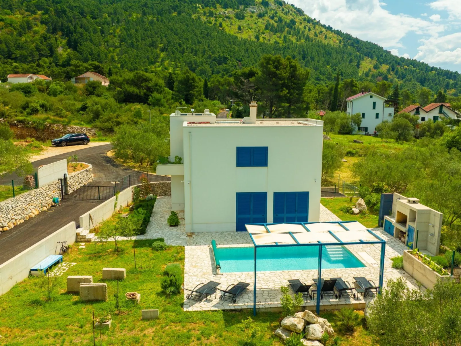 Modernes Ferienhaus in Zaostrog mit Beheiztem Pool-Buiten