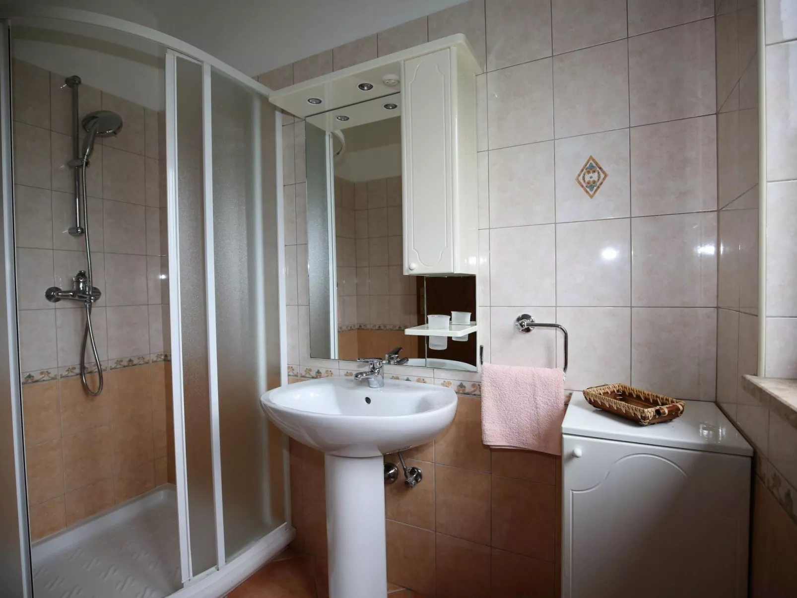 Freistehender Bungalow Perla mit Garten und Grill-Image-tags.info