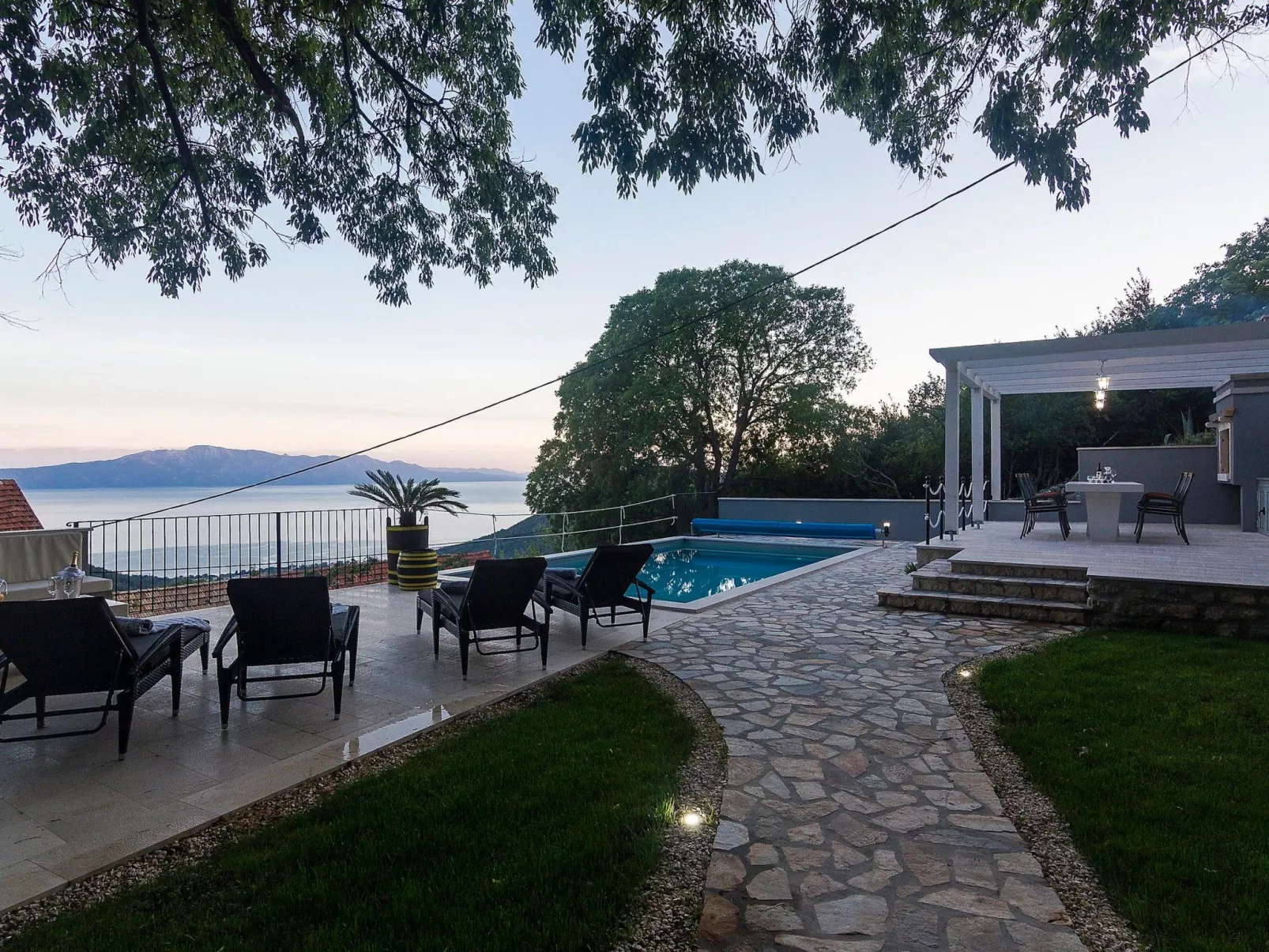 Schönes Steinhaus mit beheiztem Pool, Terrasse m-Buiten