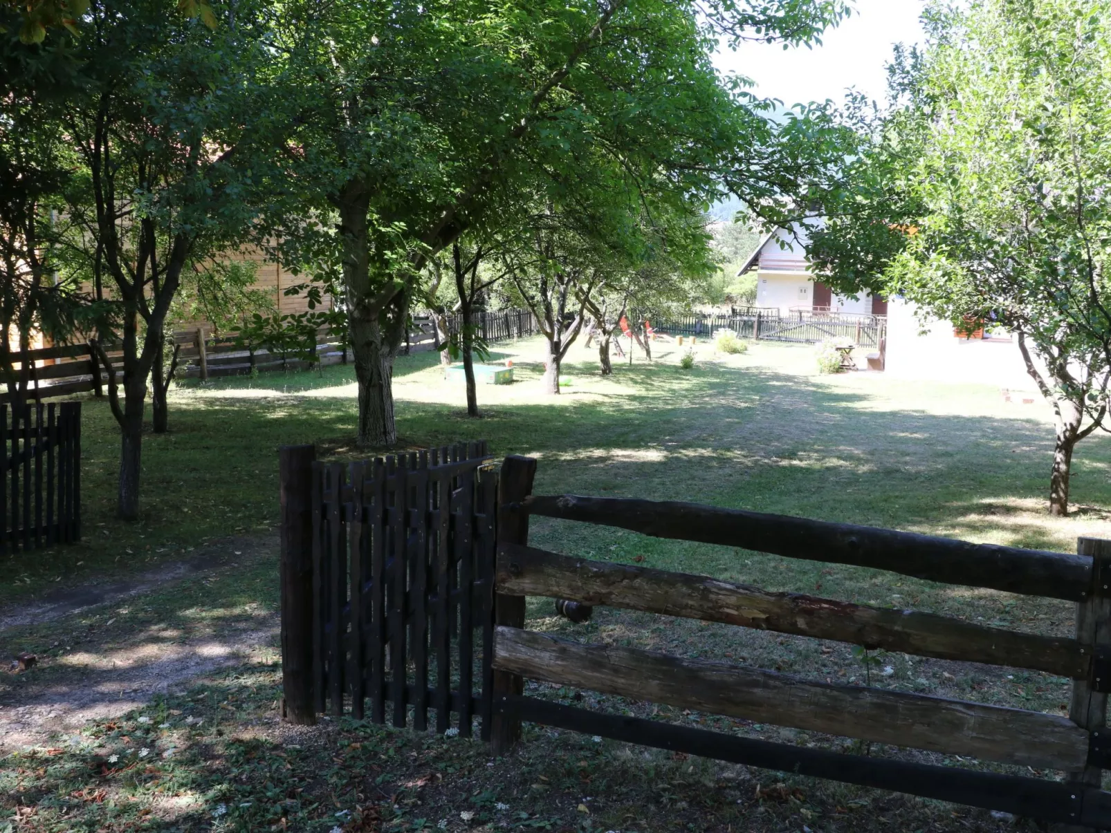 Mit Garten, Grill und Terrasse-Buiten