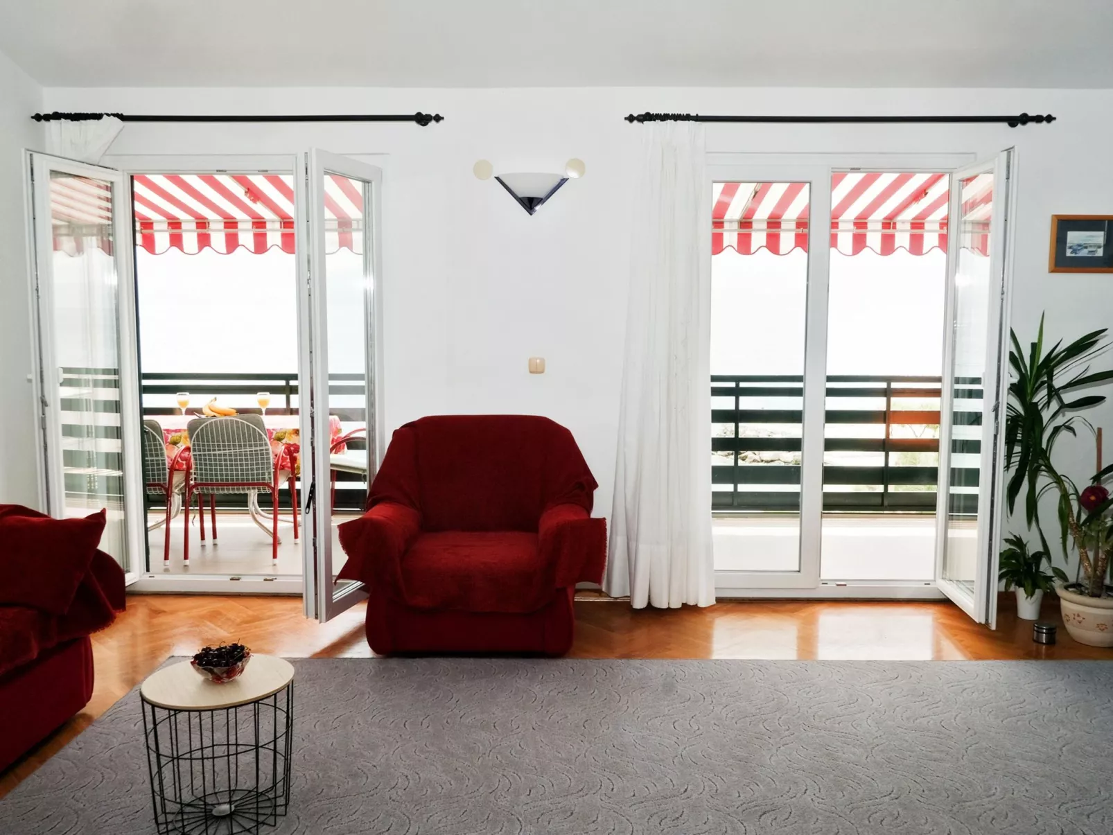 Große Ferienwohnung in Duće mit Privatem Balkon und Meerblick-Binnen