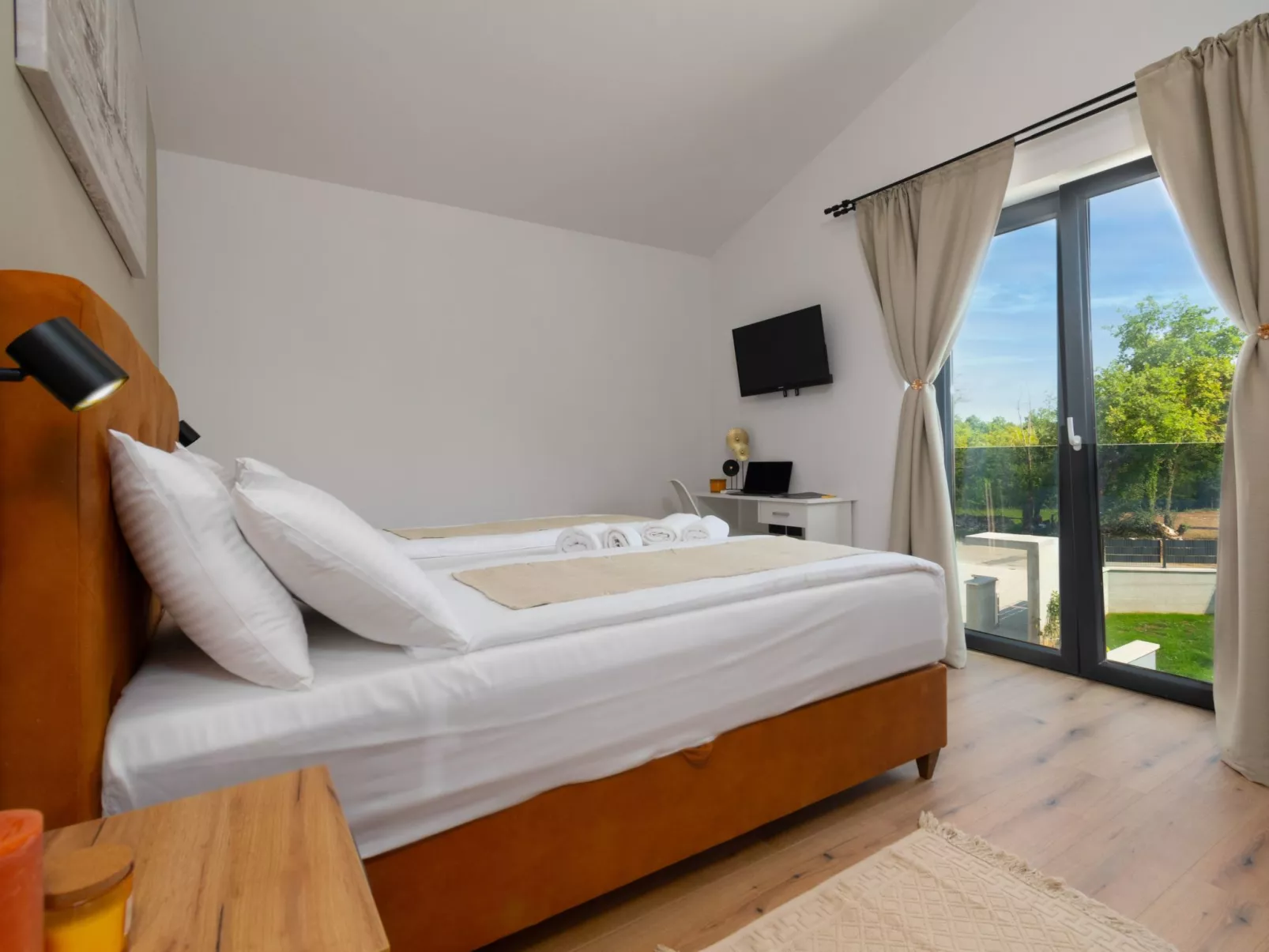 Modern 300m² Villa - King Beds and Leisure Zone