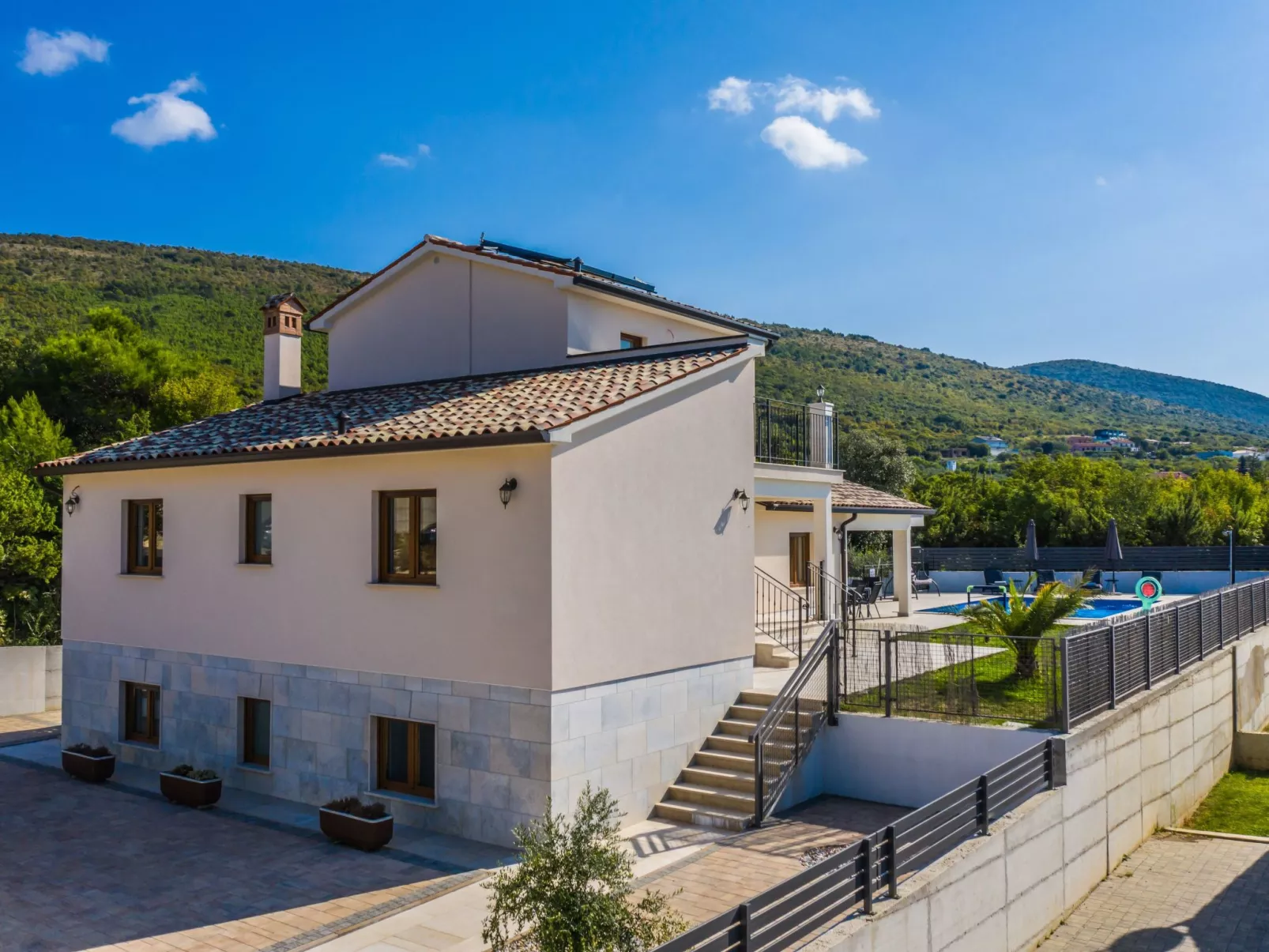 Elegantes Escape mit Pool und Panoramablick-Image-tags.info