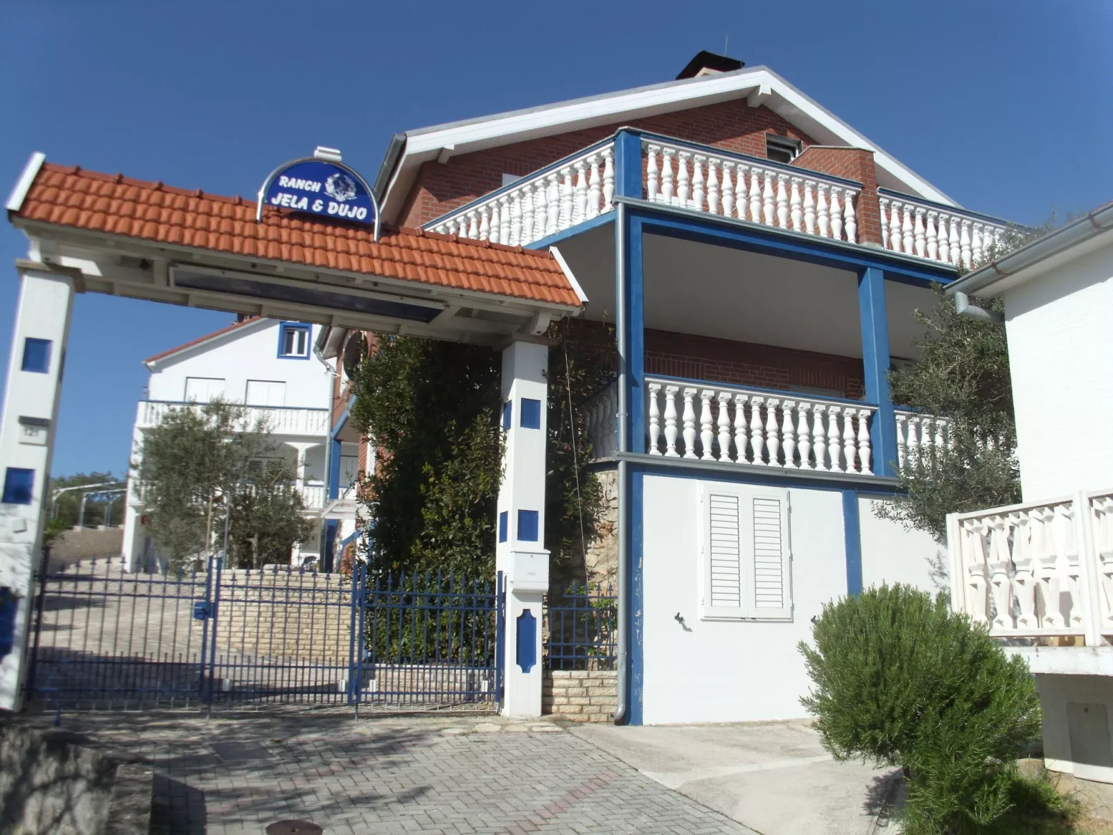 Für vier Personen mit Balkon im ersten Obergeschoss gelegen-Buiten