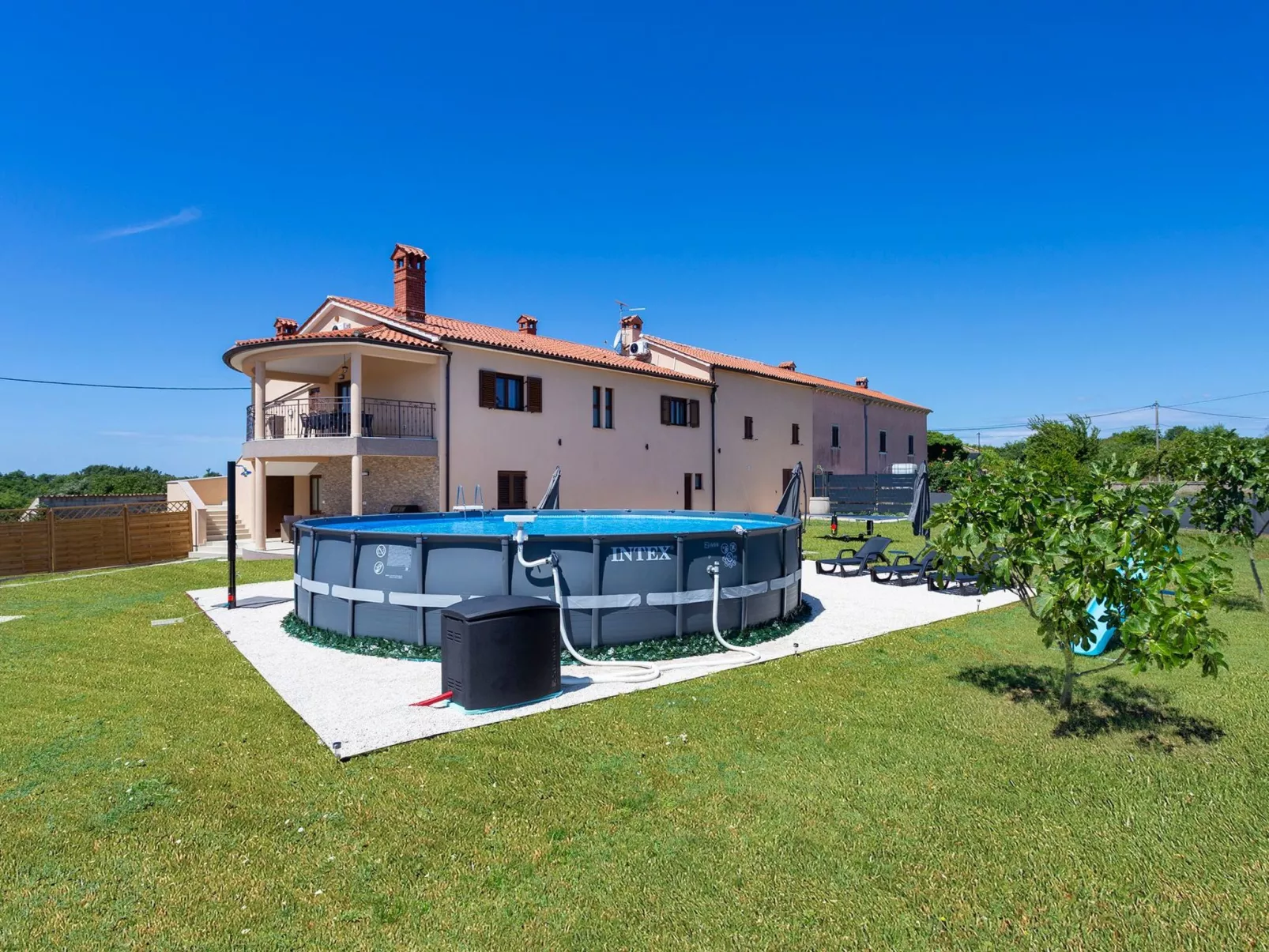 "Luxuriöse App. mit Pool"