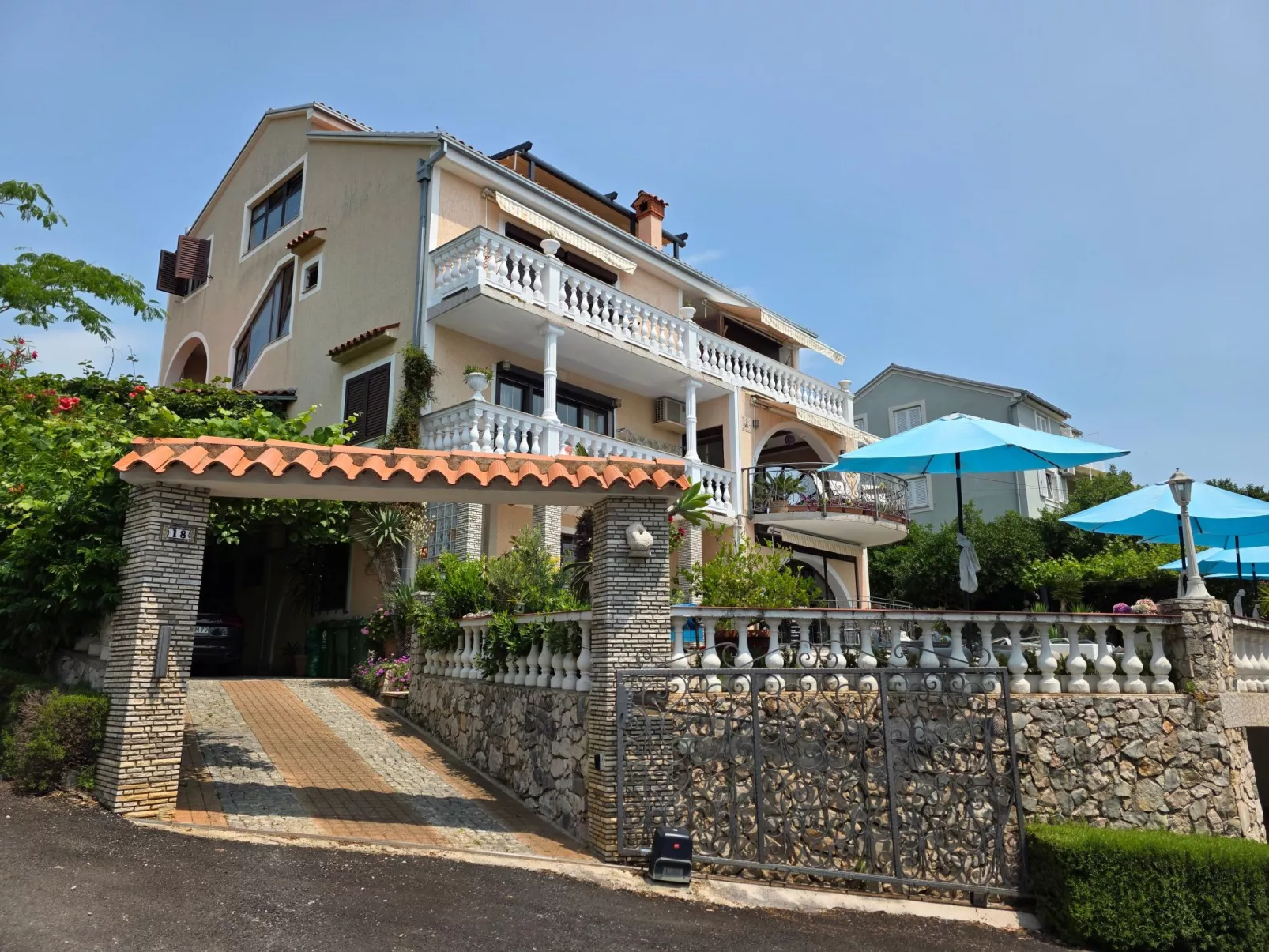 Appartement mit Balkon - gemeinsamer Pool und Terrasse-Buiten