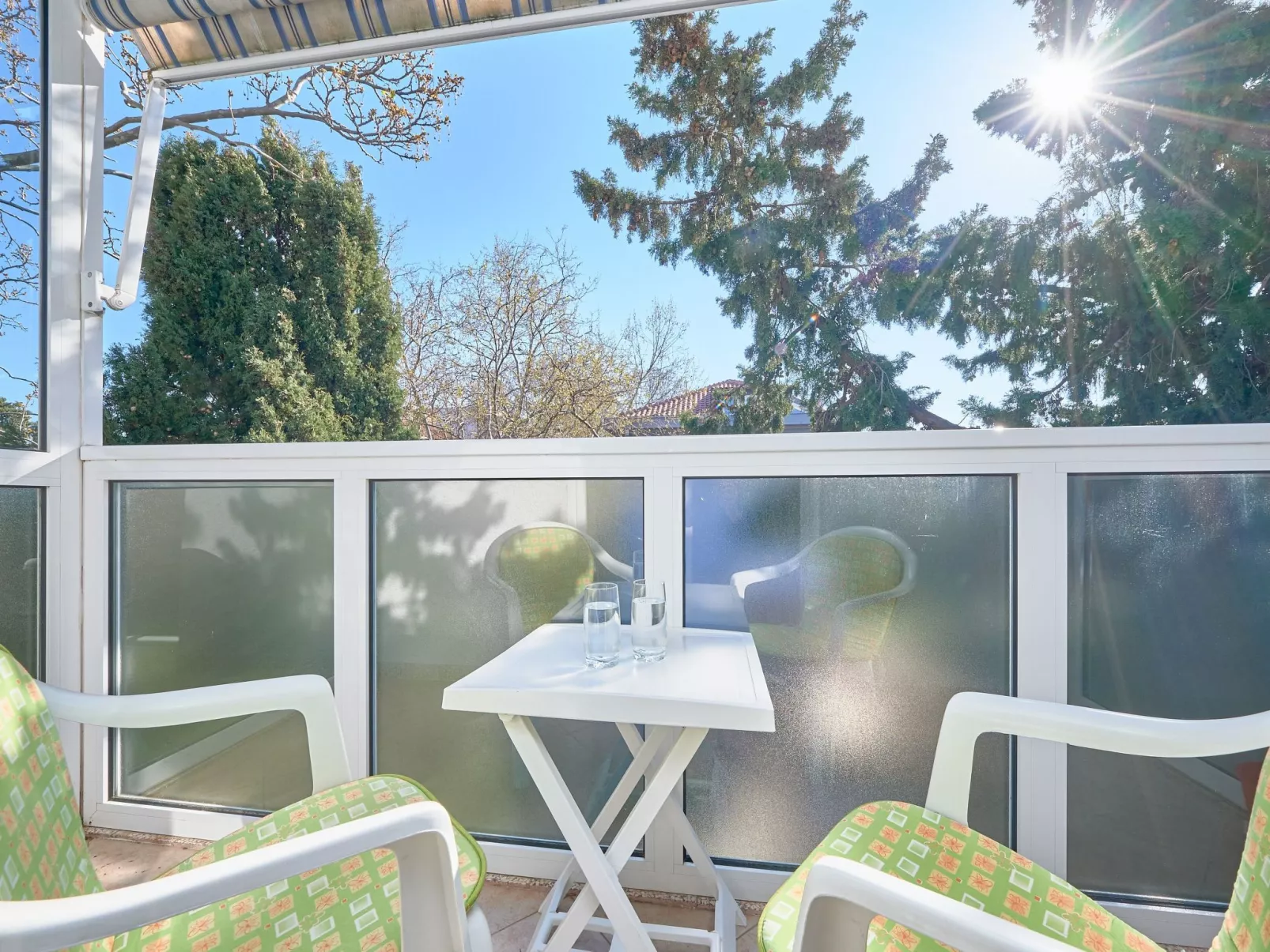 Andrea mit Stadtblick-Buiten