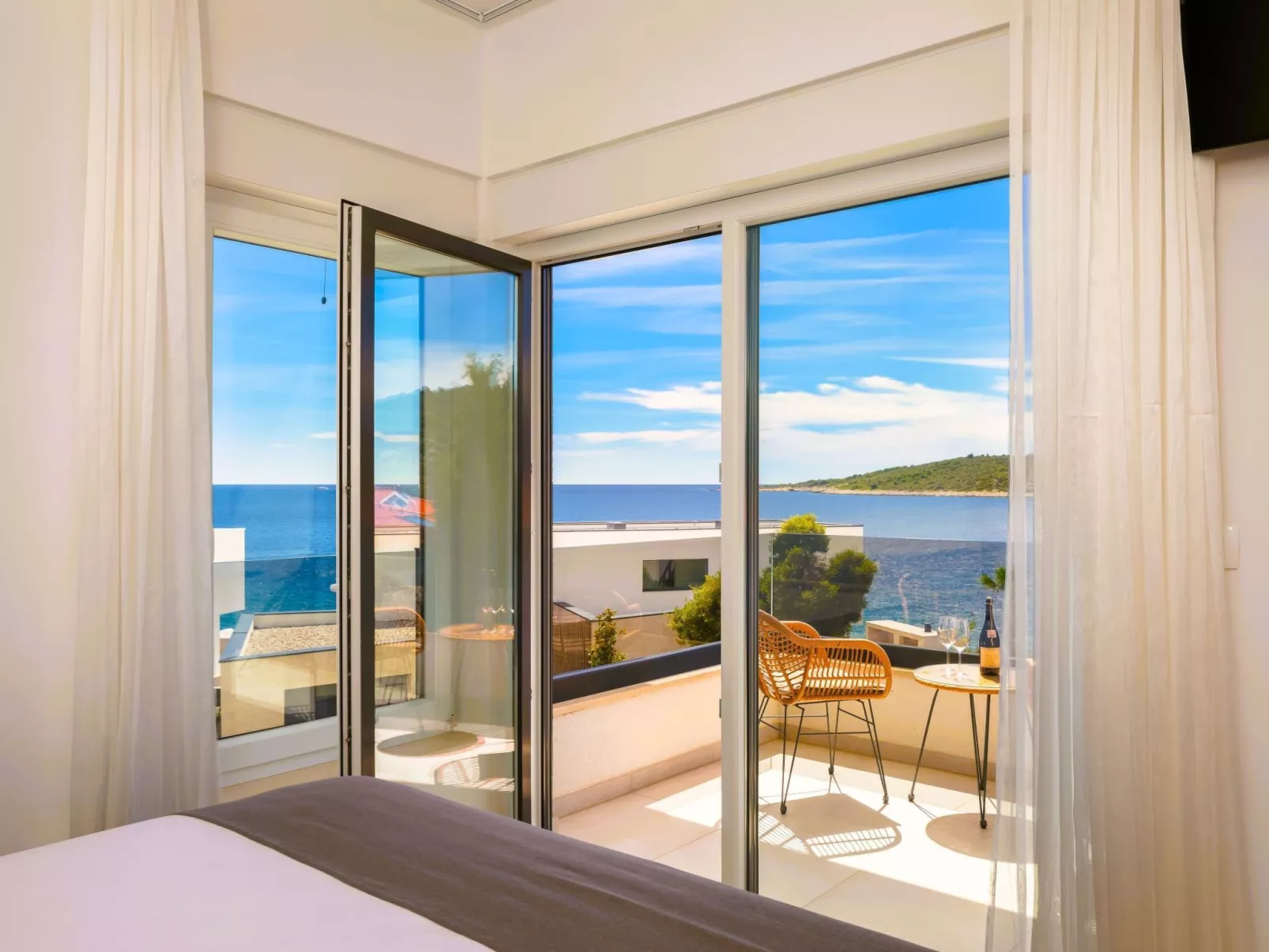 Luxuriöse Villa Dolce Vita direkt am Meer mit privatem Pool und Parkplatz-Binnen