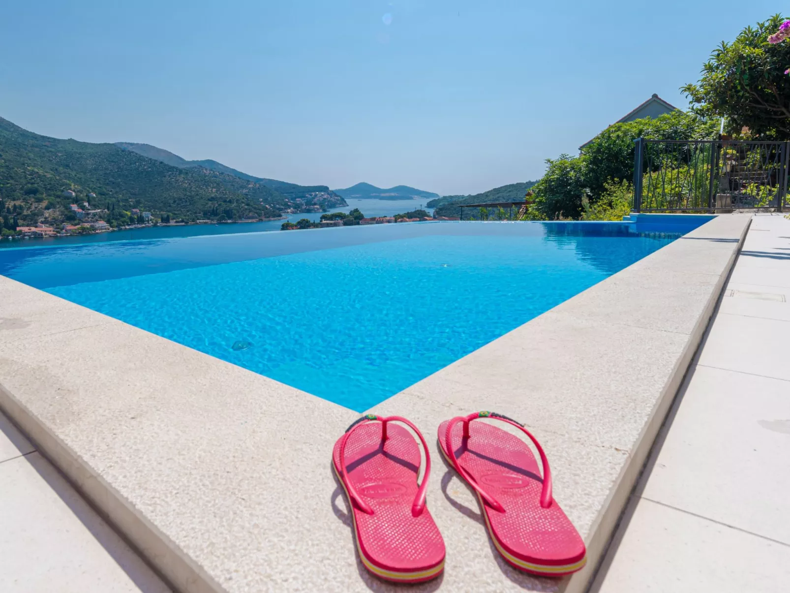 Moderne Villa mit Infinity-Pool und atemberaubendem Meerblick Dia-Buiten