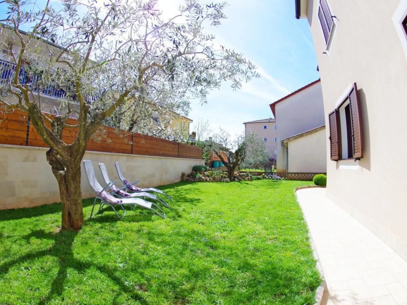 "Denis" mit Terrasse-Buiten