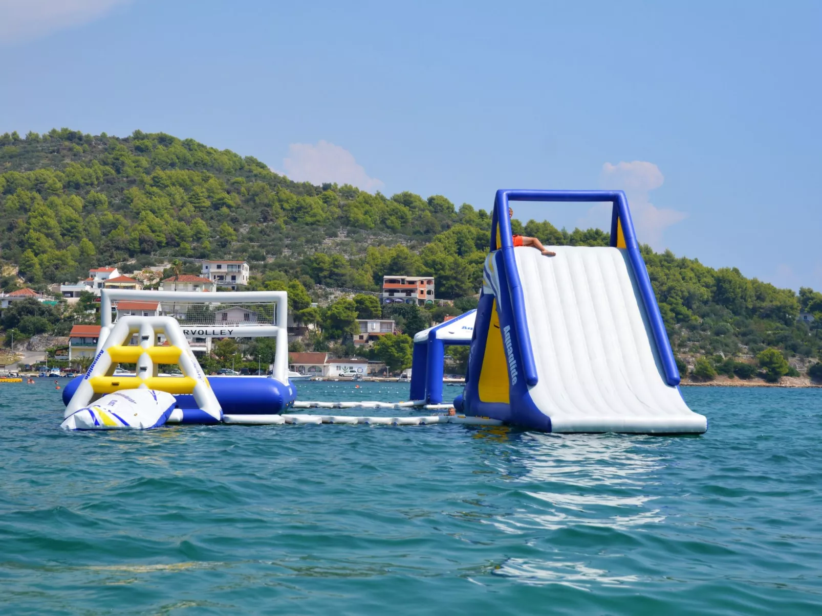 Schöne Wohnung in Poljica mit privatem Parkplatz-Buiten