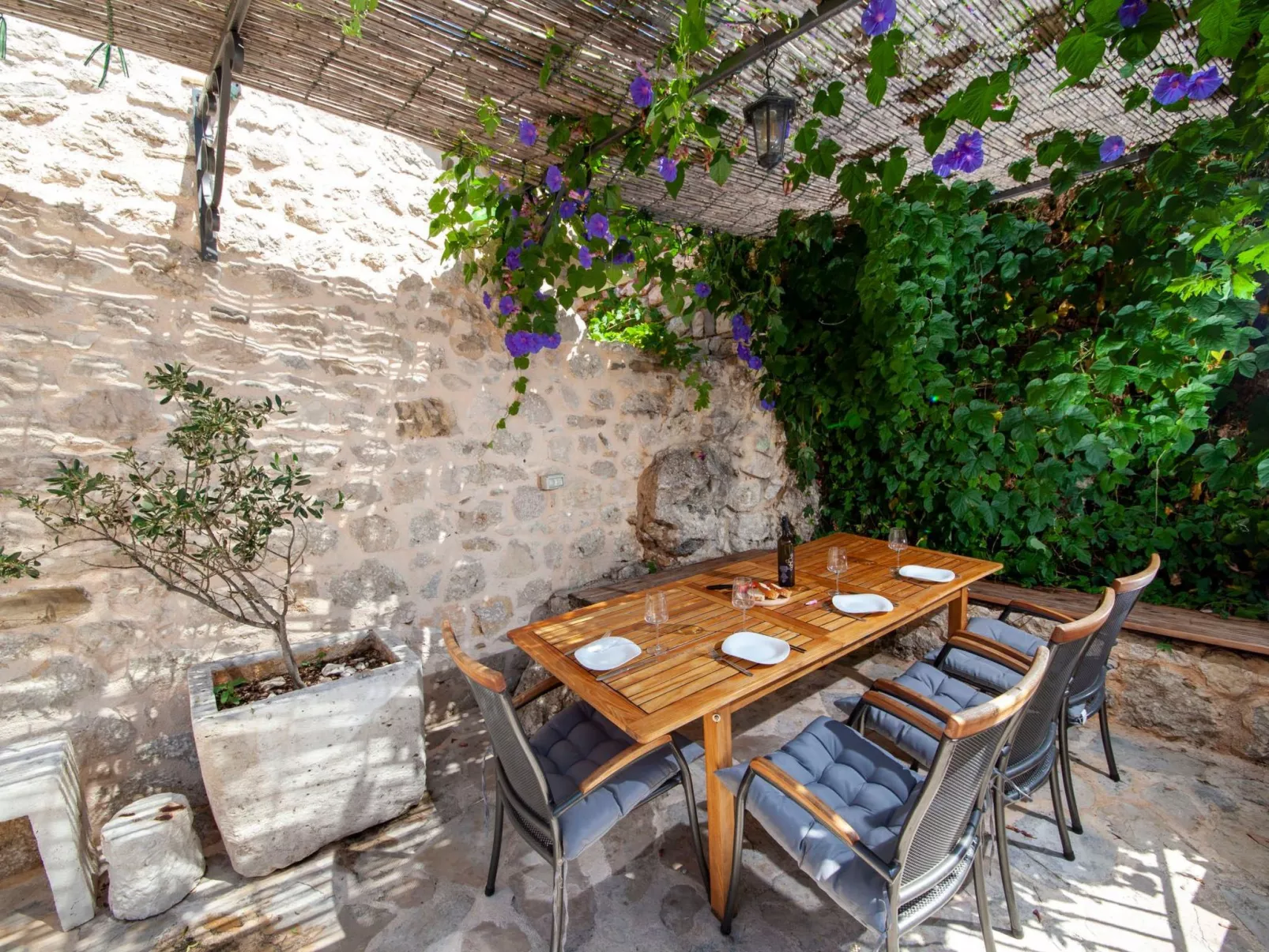 Wunderschöne Steinvilla mit tollem Ausblick-Buiten