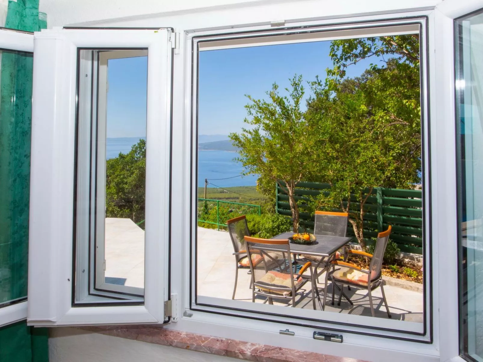 Günstiges Ferienhaus mit Pool und Meerblick-Buiten