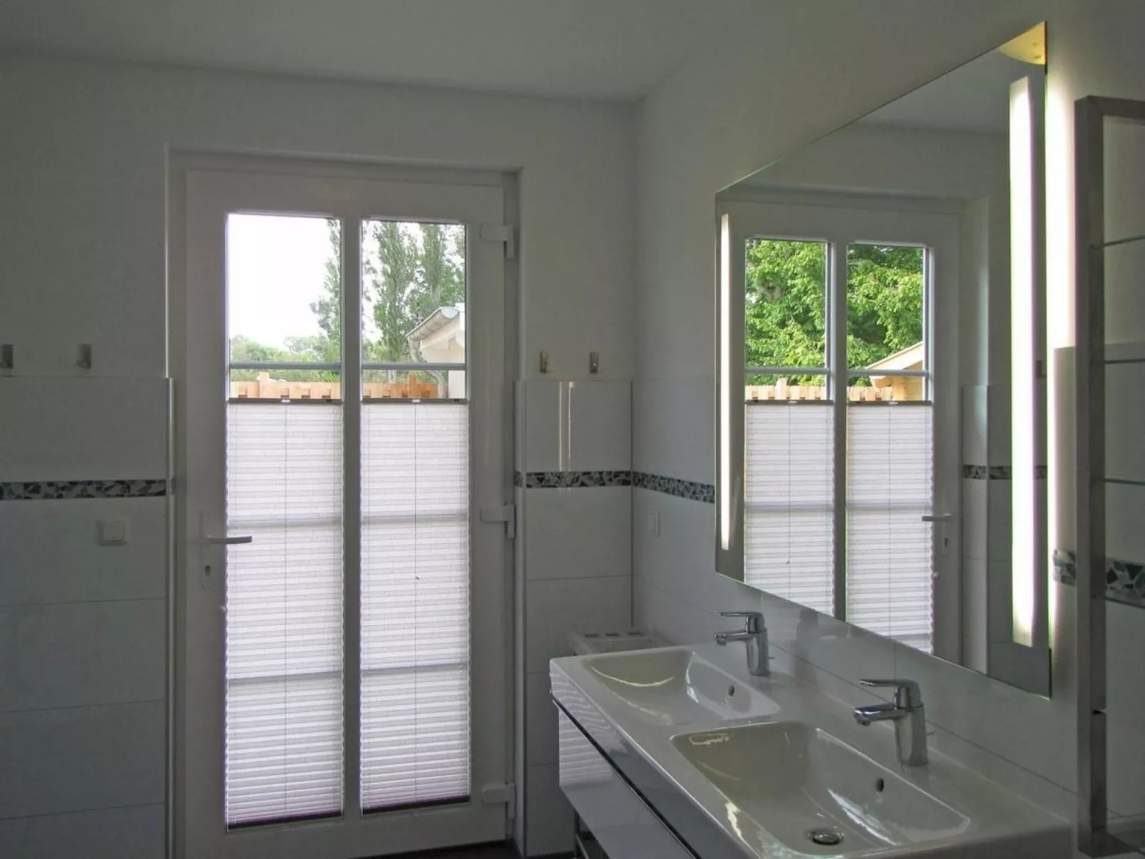 Mit Garten und Sauna-Binnen