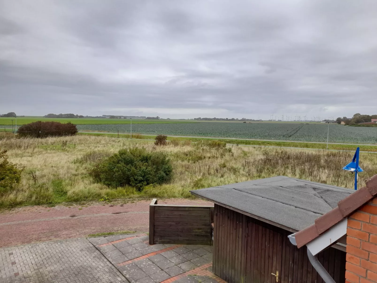 Moderne Ferienwohnung mit Balkon in Strandnähe-Buiten