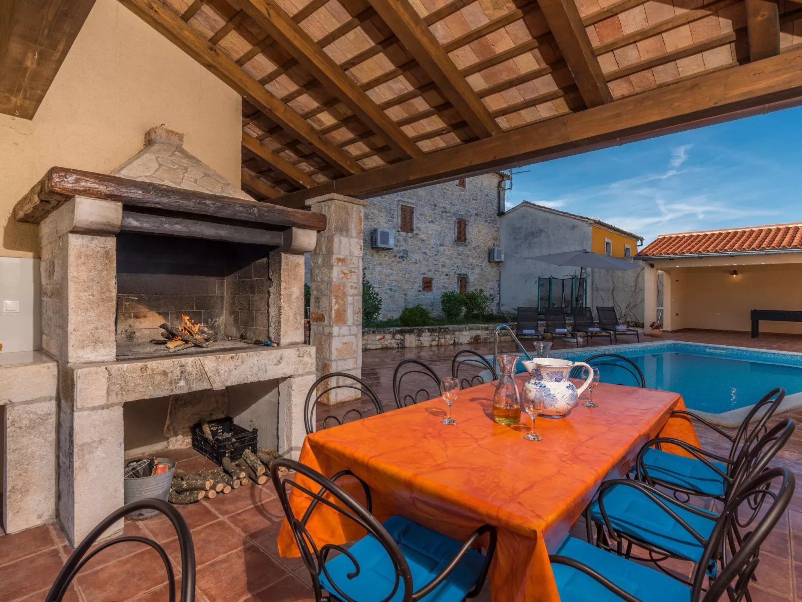 Gemütliches Ferienhaus in Peresiji mit Grill und Terrasse-Image-tags.info