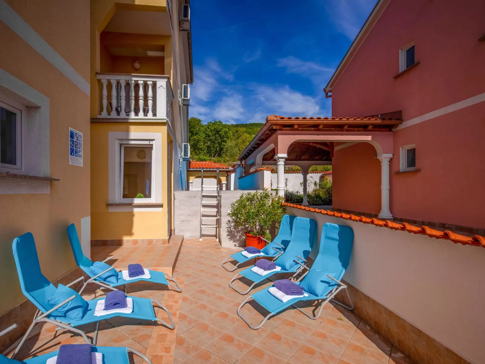 Wohnung mit schöner Terrasse-Buiten