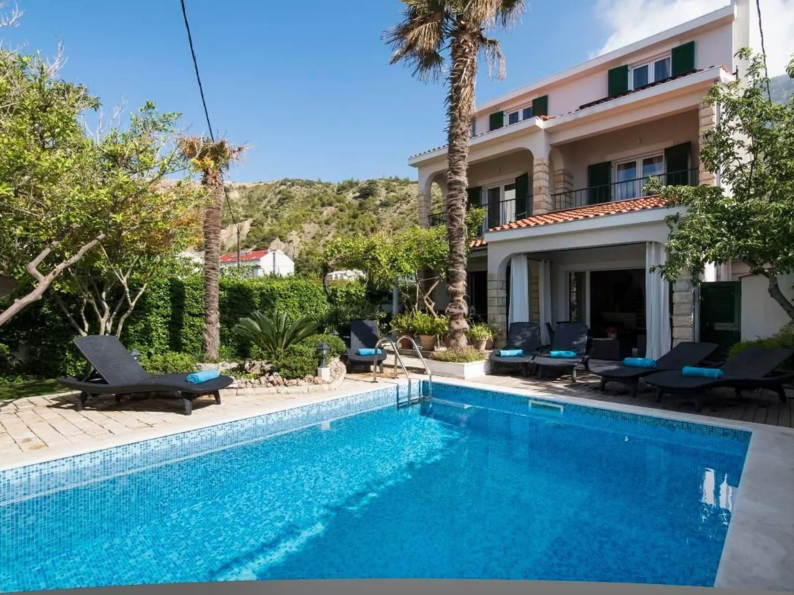 Mit Privatpool neben dem Strand