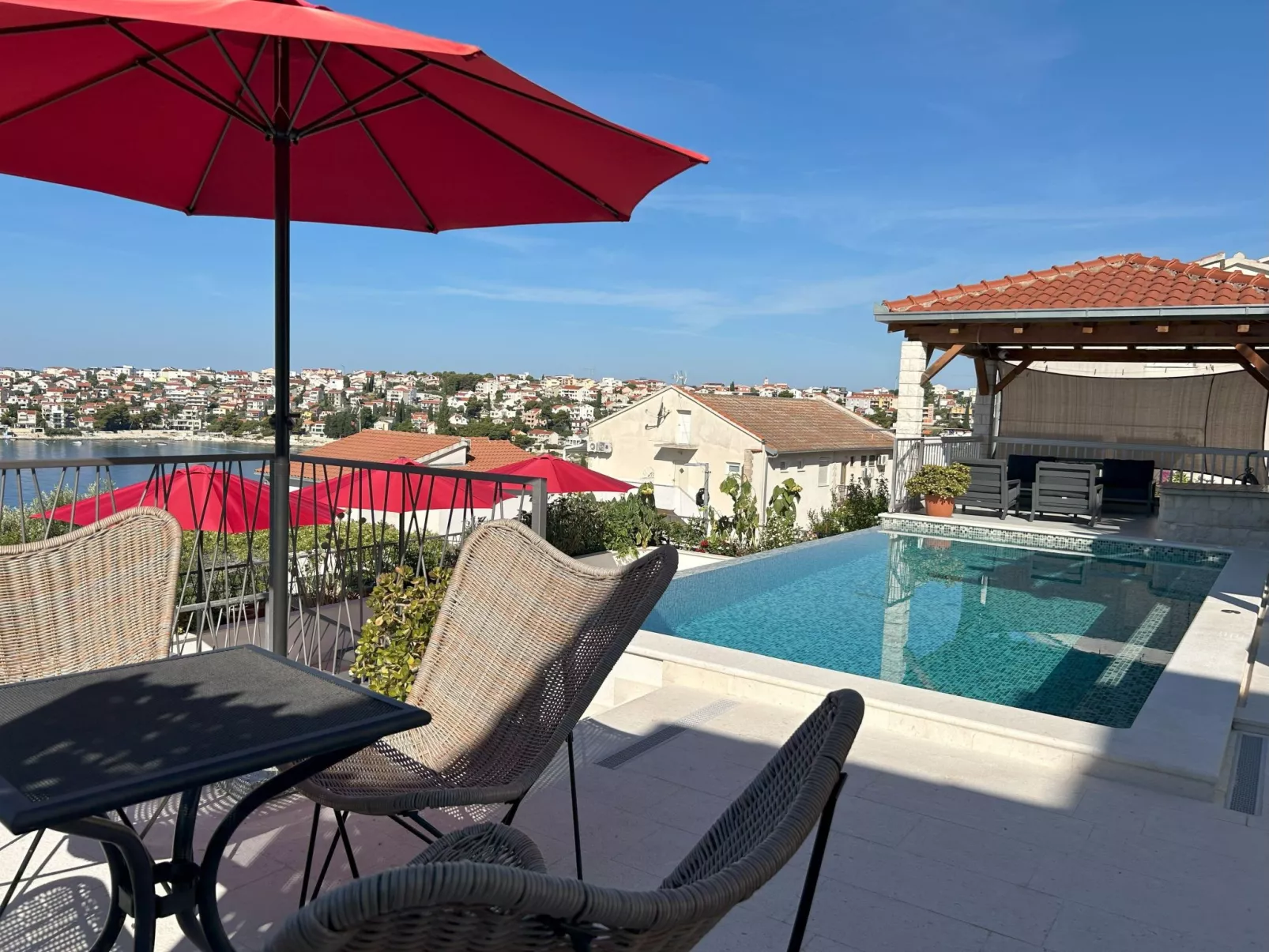 Beheizter Infinity-Pool, Appartement mit Meerblick 2-Buiten