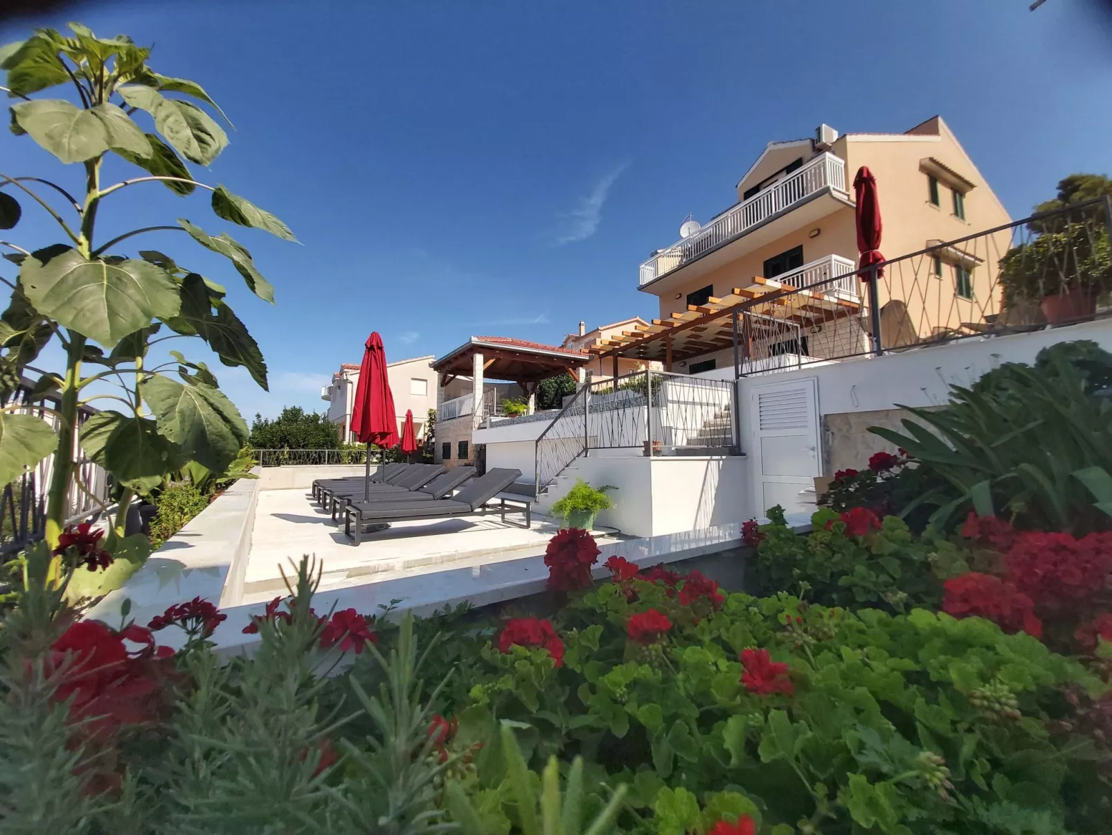 Beheizter Infinity-Pool, Wohnung mit Meerblick3