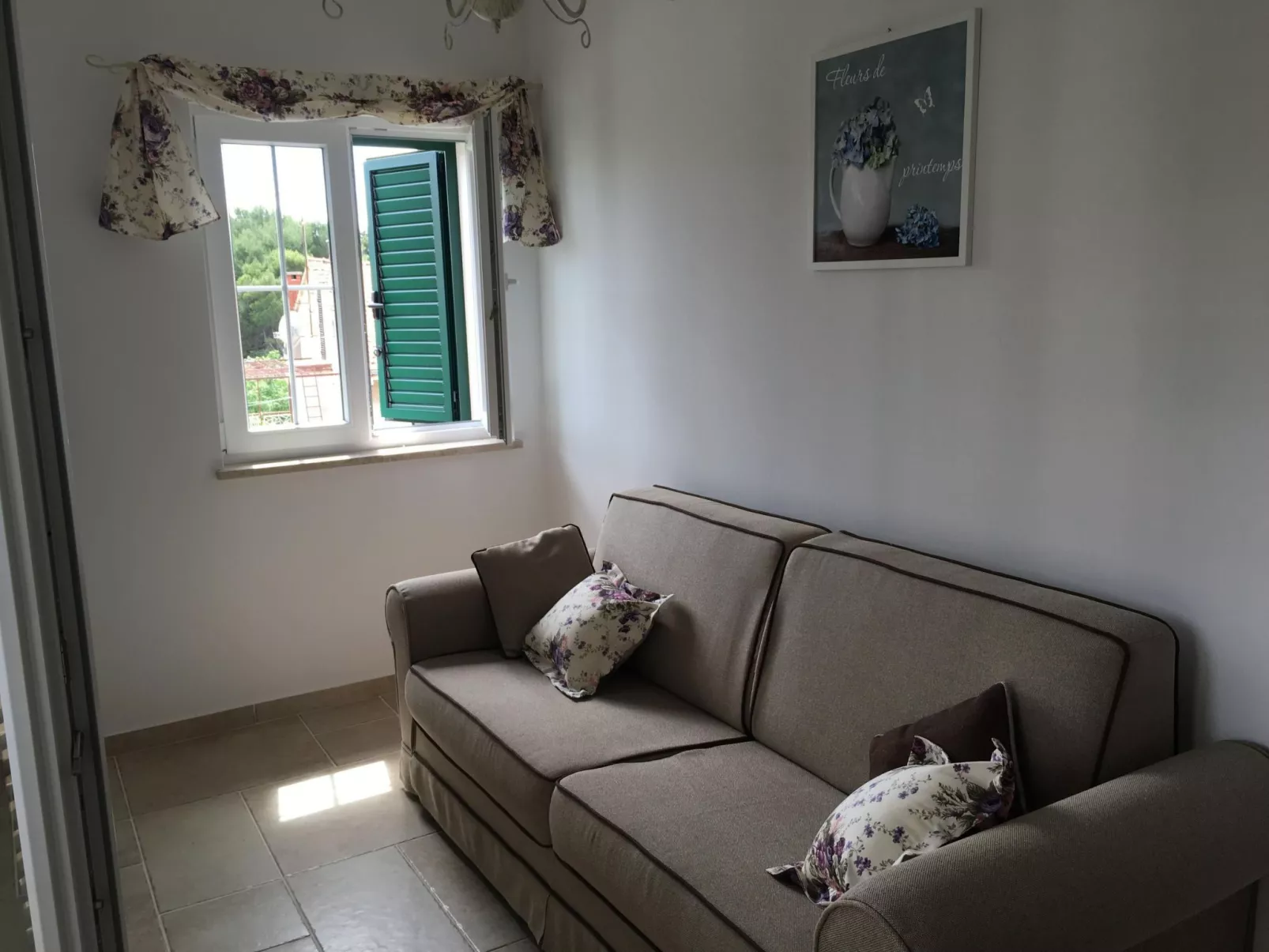 Gemütliche Wohnung in Stoja mit Möbliertem Balkon-Binnen