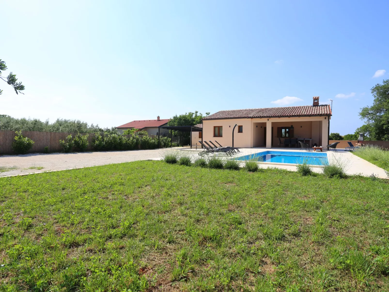 Haus Nina mit beheiztem Schwimmbad-Buiten