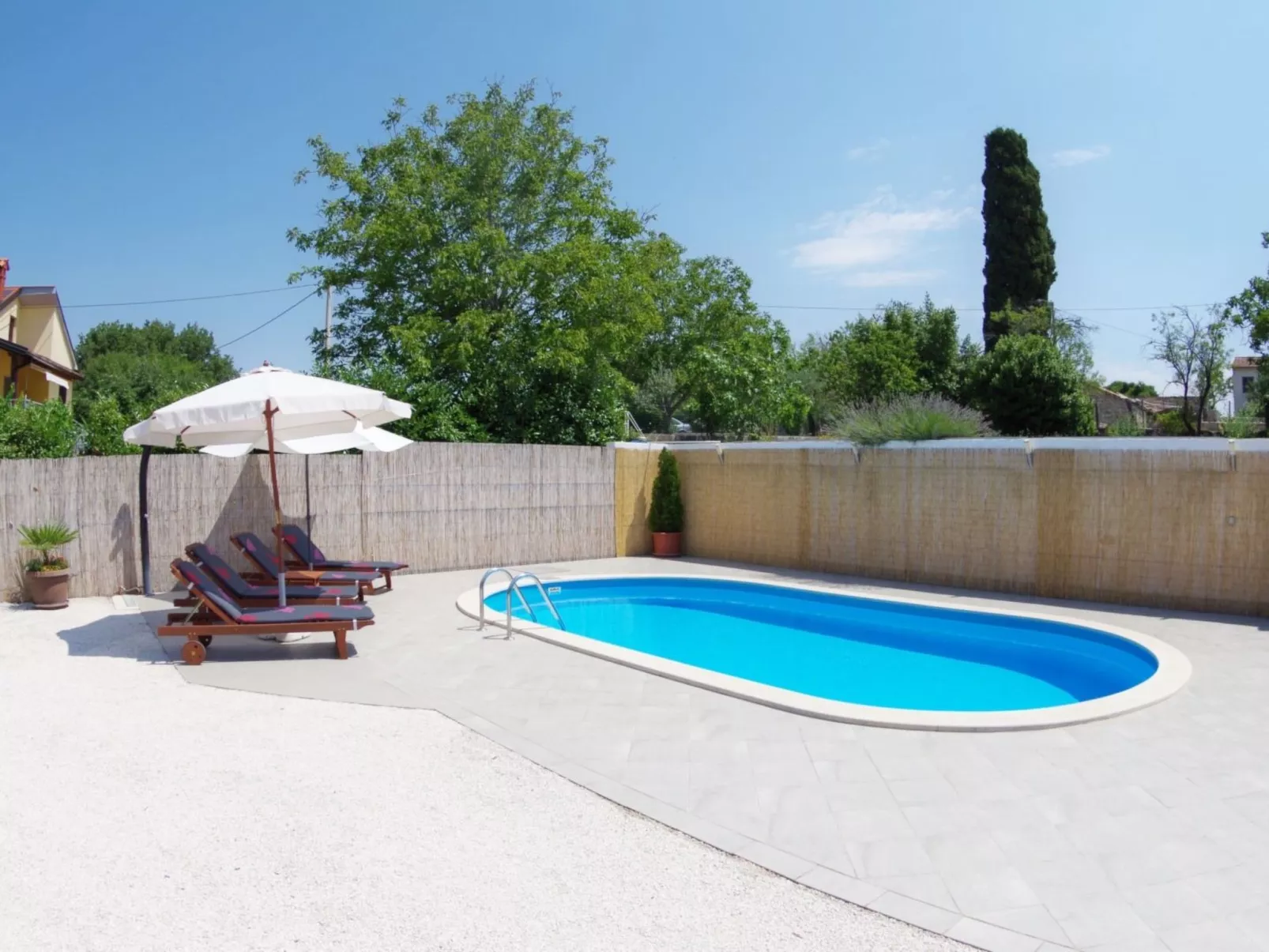 "Elvis", Dorf Sveti Kirn-Image-tags.info