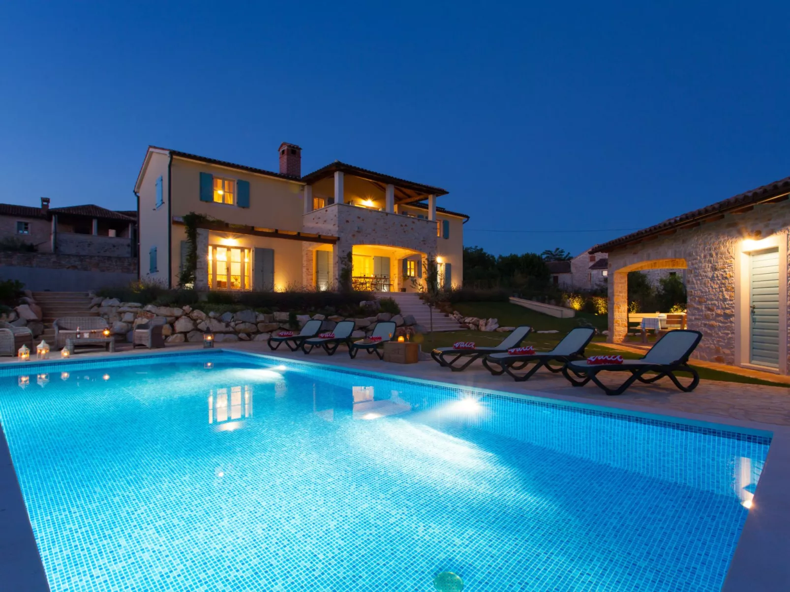 Luxusvilla "Azzurra" mit beheiztem Pool-Buiten
