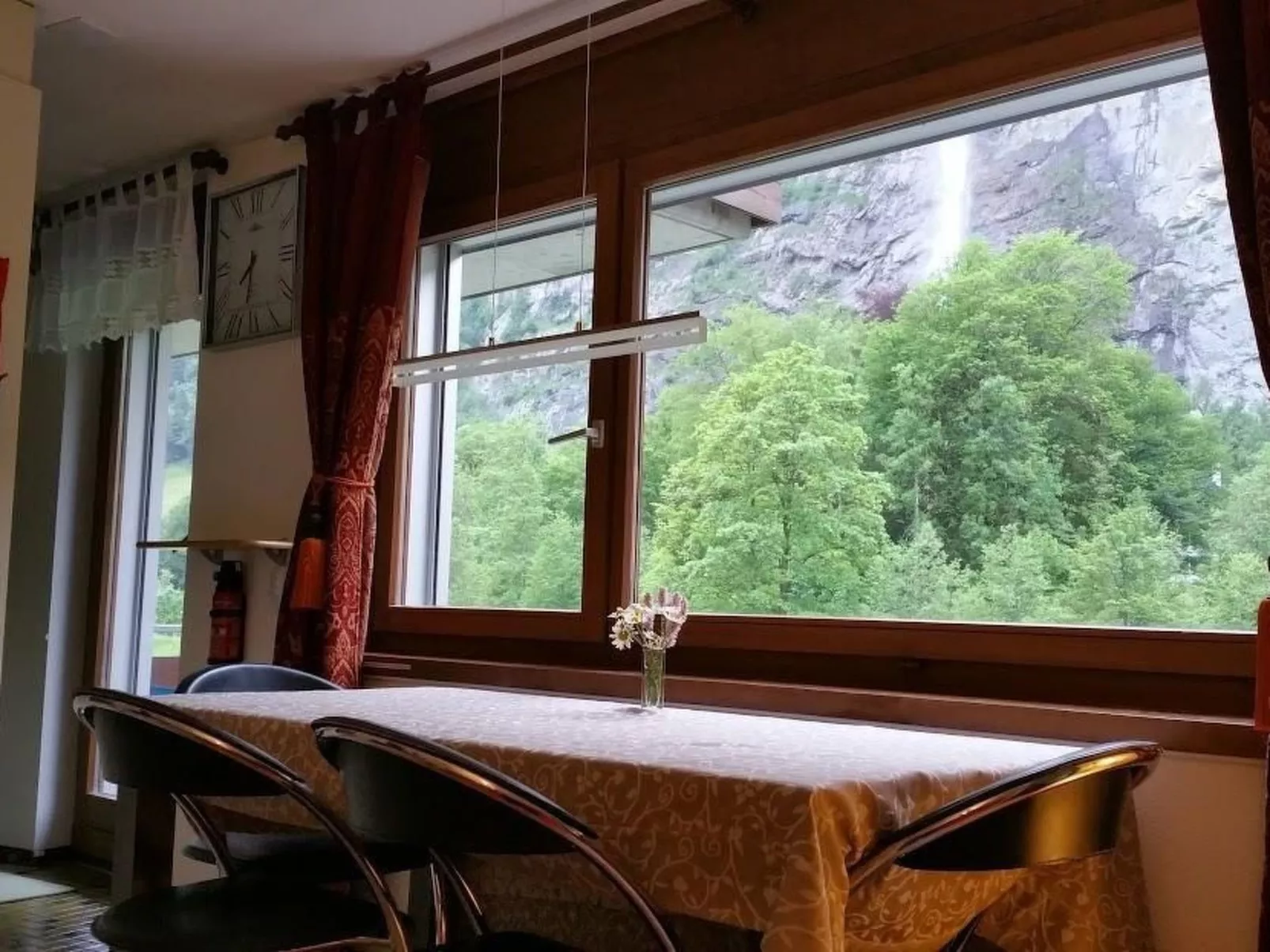 Gegenüber den Staubbach Wasserfällen-Binnen