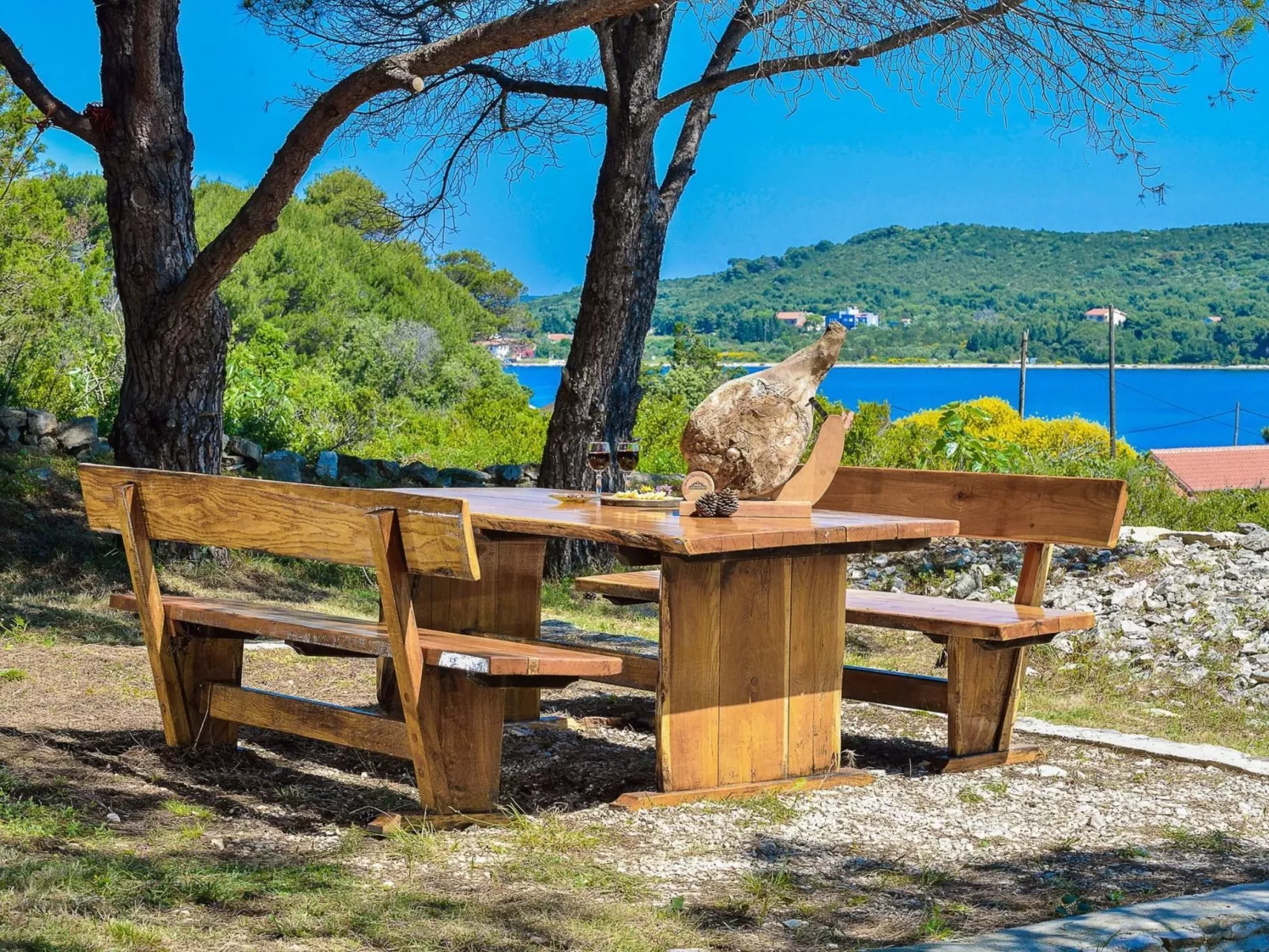 "Sakarun" mit Blick auf das Wasser