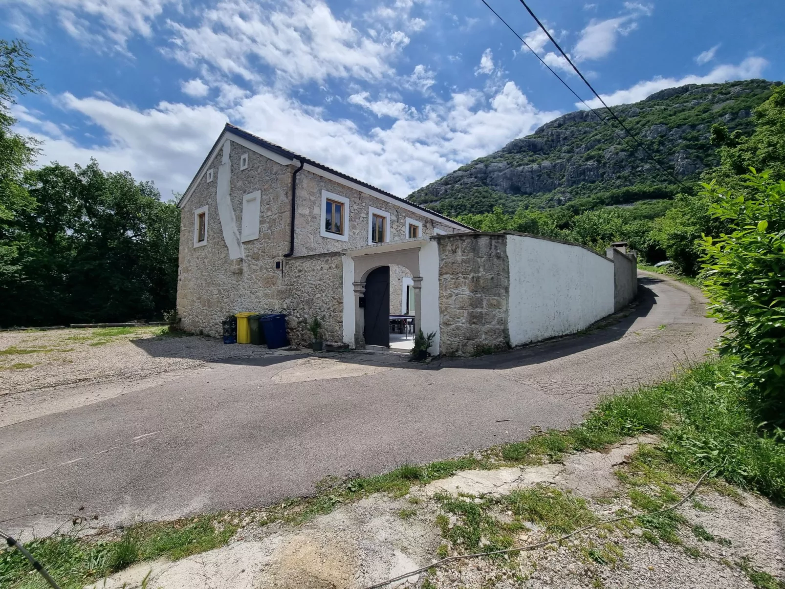 Steinhaus mit privatem Außenpool-Buiten